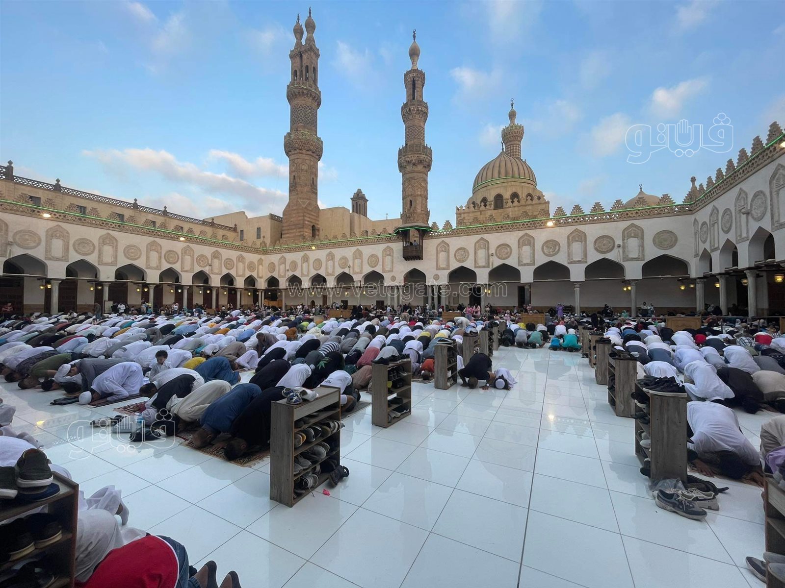 . مئات الرجال والنساء يؤدون صلاة العيد بالجامع الأزهر (18)