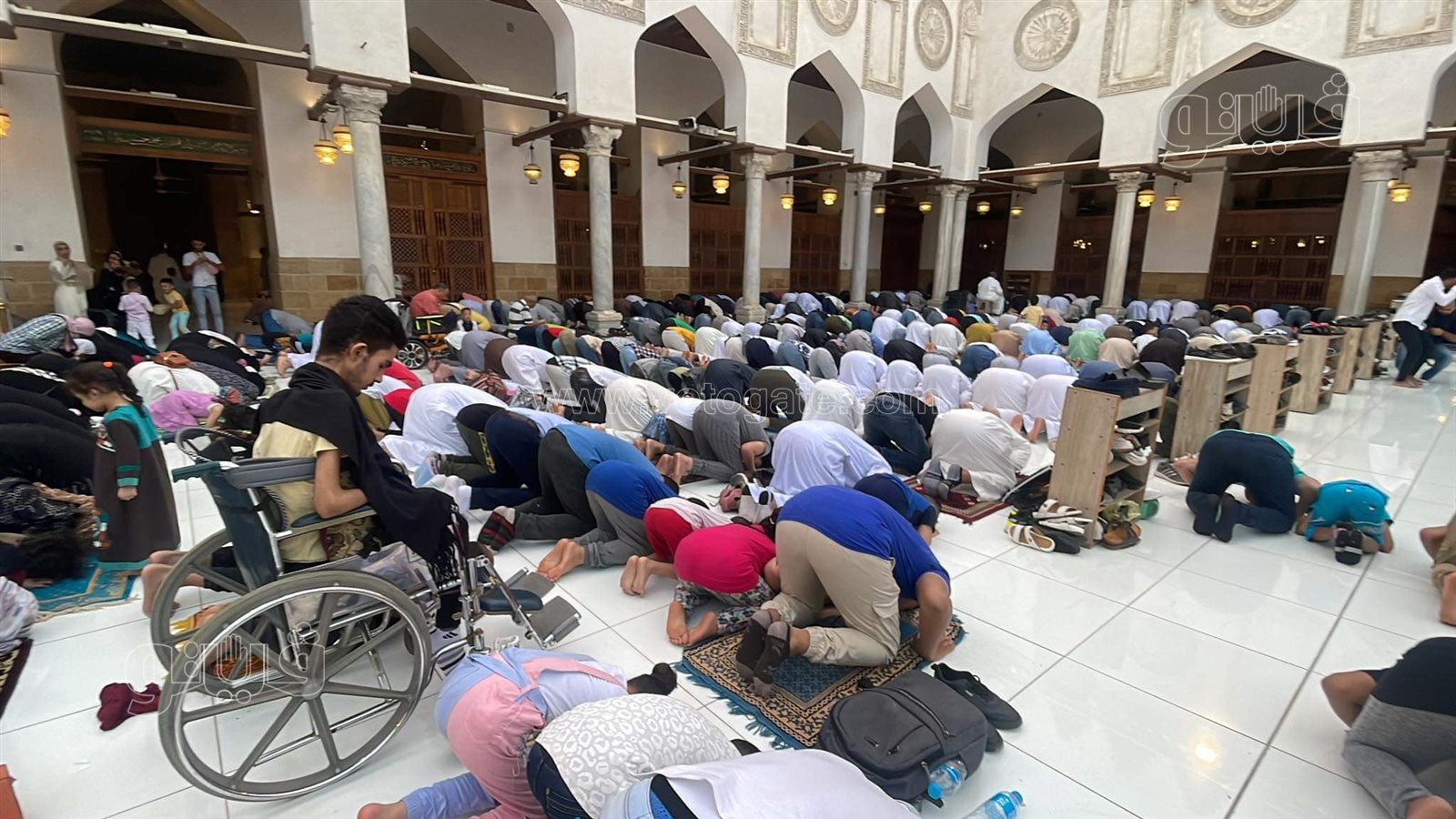 . مئات الرجال والنساء يؤدون صلاة العيد بالجامع الأزهر (19)