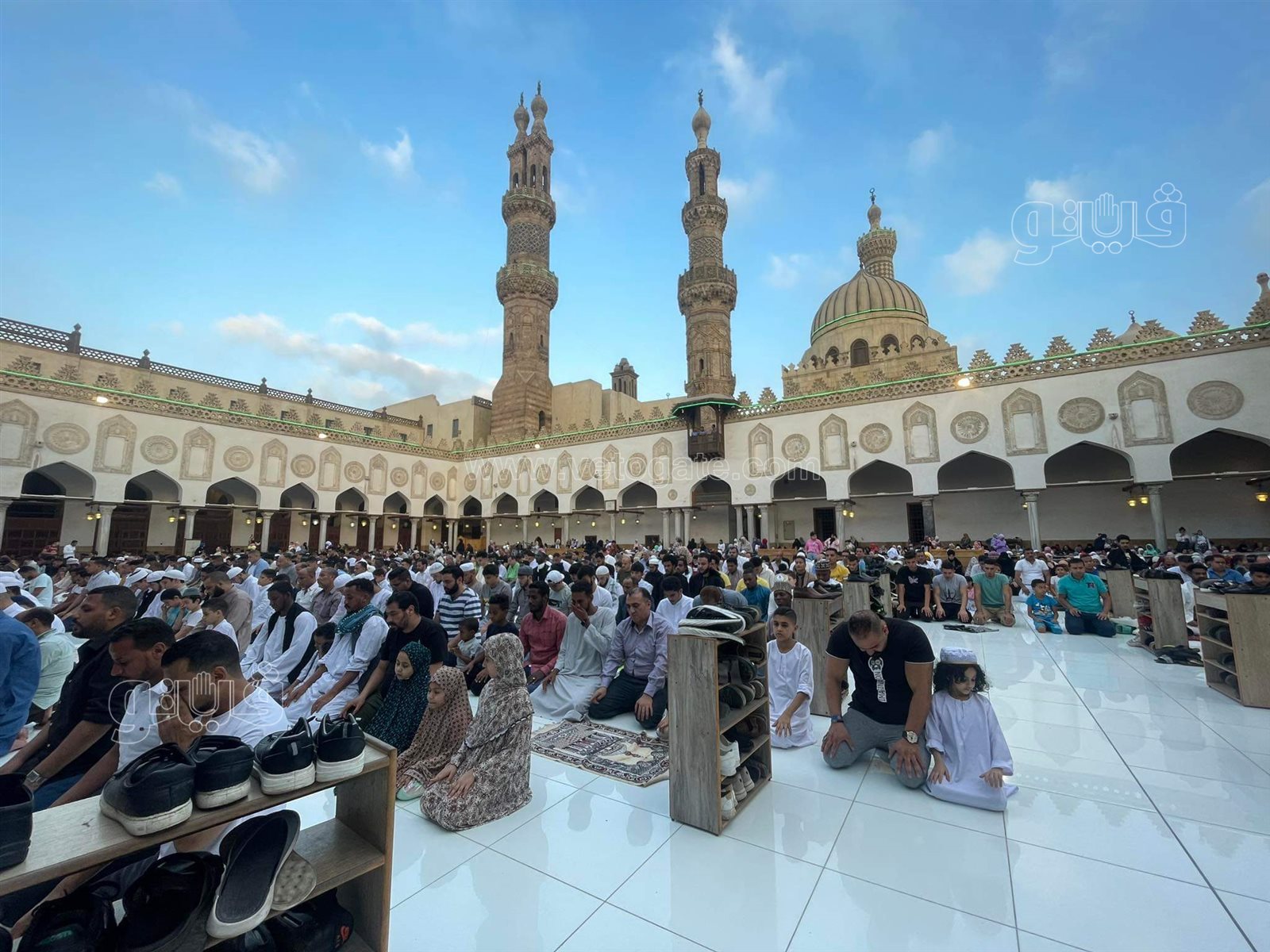 . مئات الرجال والنساء يؤدون صلاة العيد بالجامع الأزهر (20)