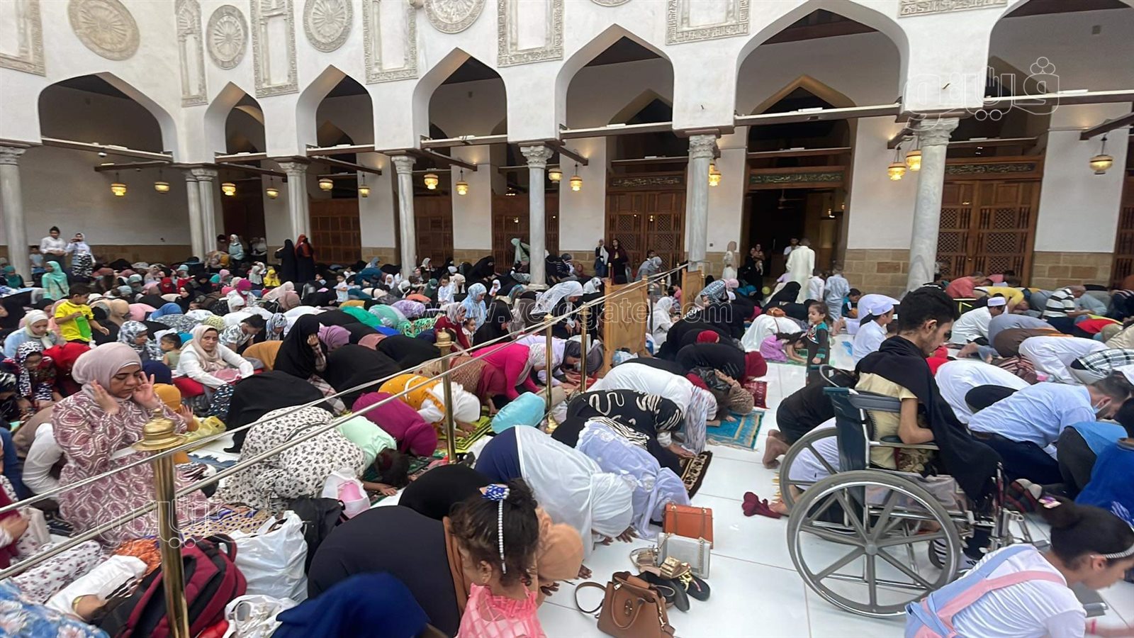 . مئات الرجال والنساء يؤدون صلاة العيد بالجامع الأزهر (21)