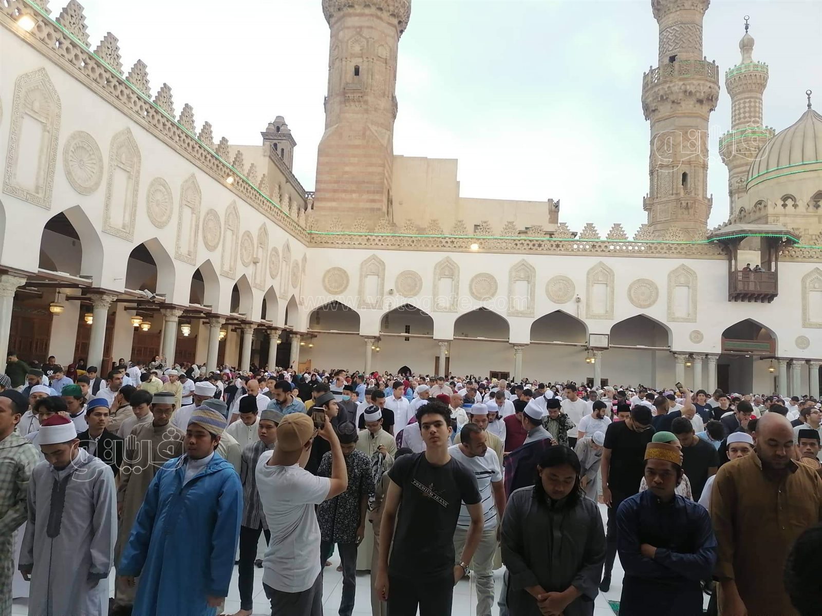 . مئات الرجال والنساء يؤدون صلاة العيد بالجامع الأزهر (22)