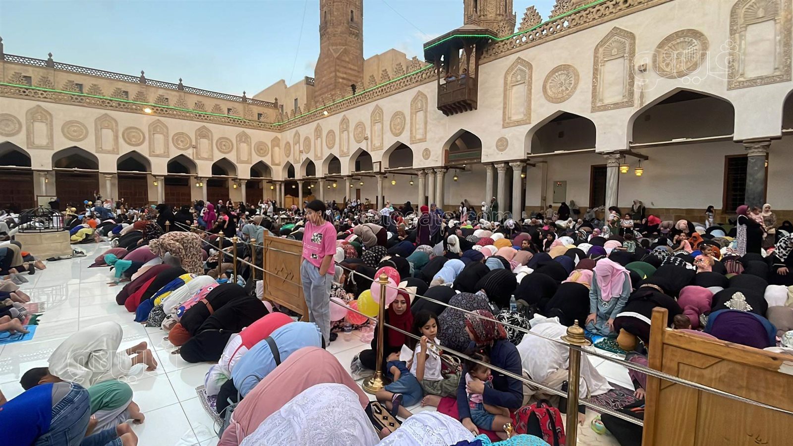 . مئات الرجال والنساء يؤدون صلاة العيد بالجامع الأزهر (23)