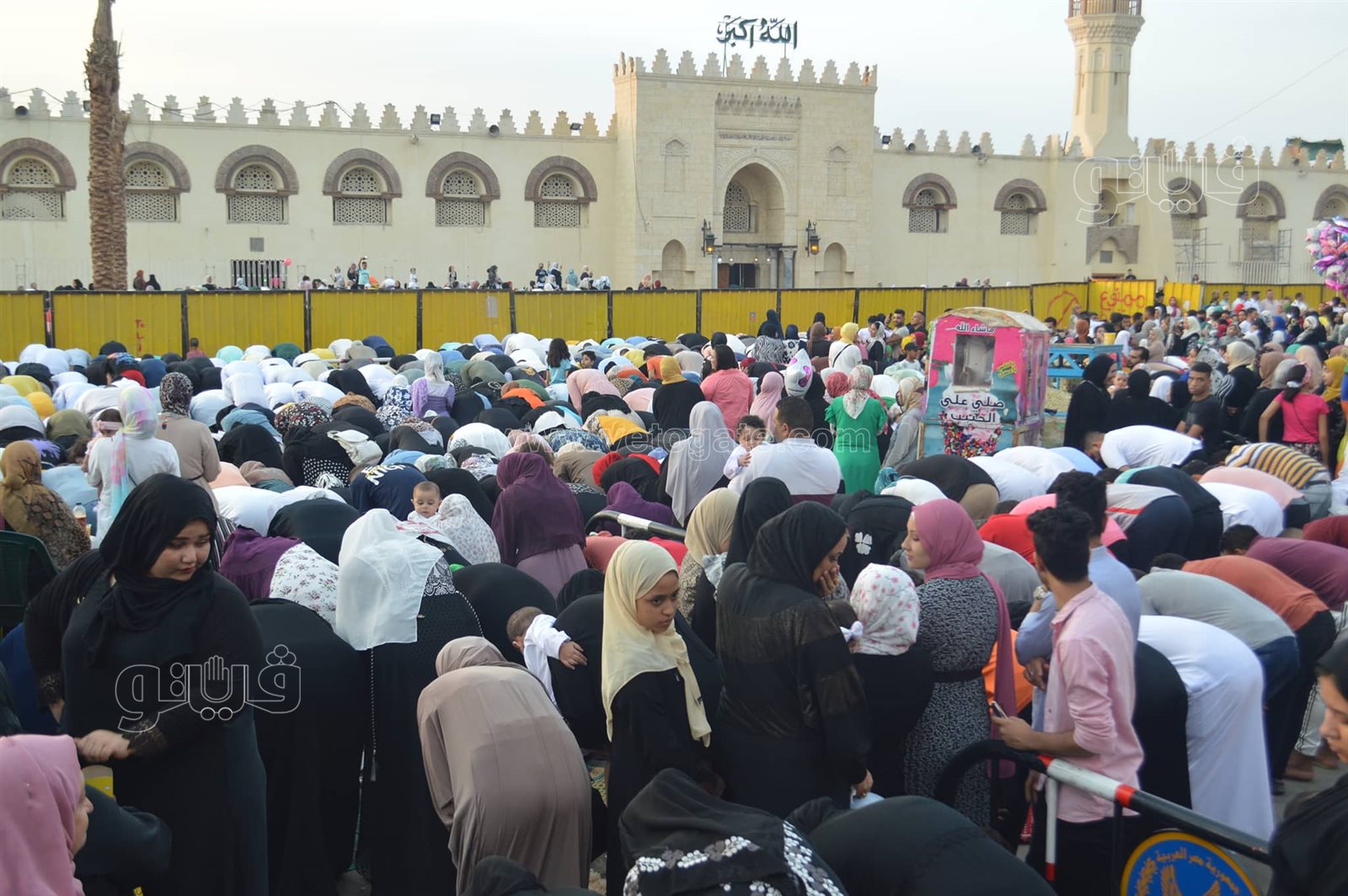 اختلاط النساء والرجال.. أبرز مشاهد صلاة عيد الاضحي في مسجد عمرو بن العاص (2)