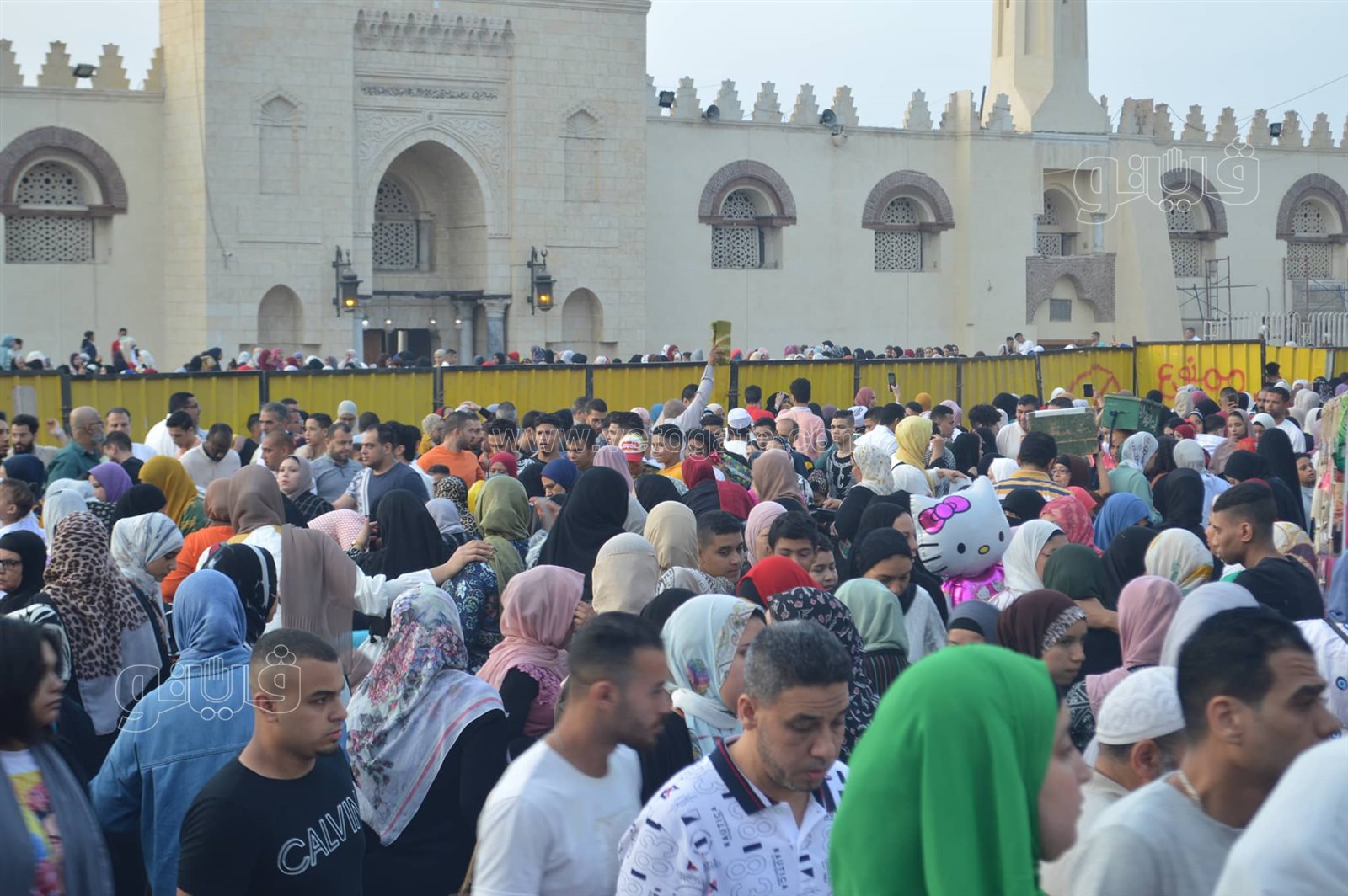 اختلاط النساء والرجال.. أبرز مشاهد صلاة عيد الاضحي في مسجد عمرو بن العاص (3)