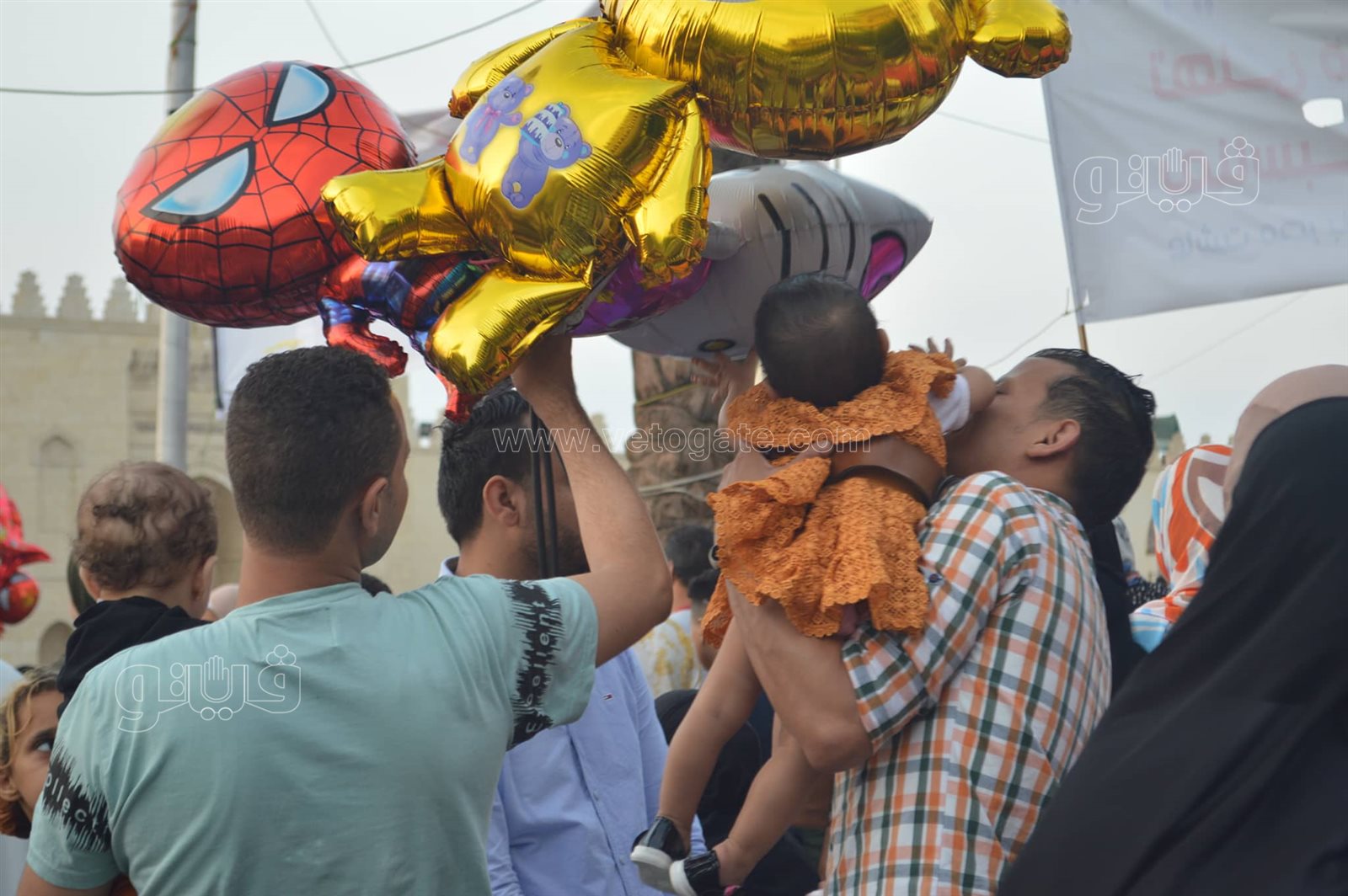 اختلاط النساء والرجال.. أبرز مشاهد صلاة عيد الاضحي في مسجد عمرو بن العاص (5)