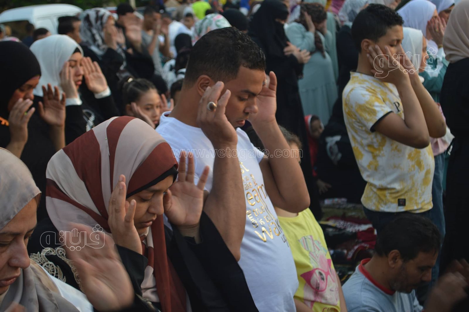اختلاط النساء والرجال.. أبرز مشاهد صلاة عيد الاضحي في مسجد عمرو بن العاص (6)