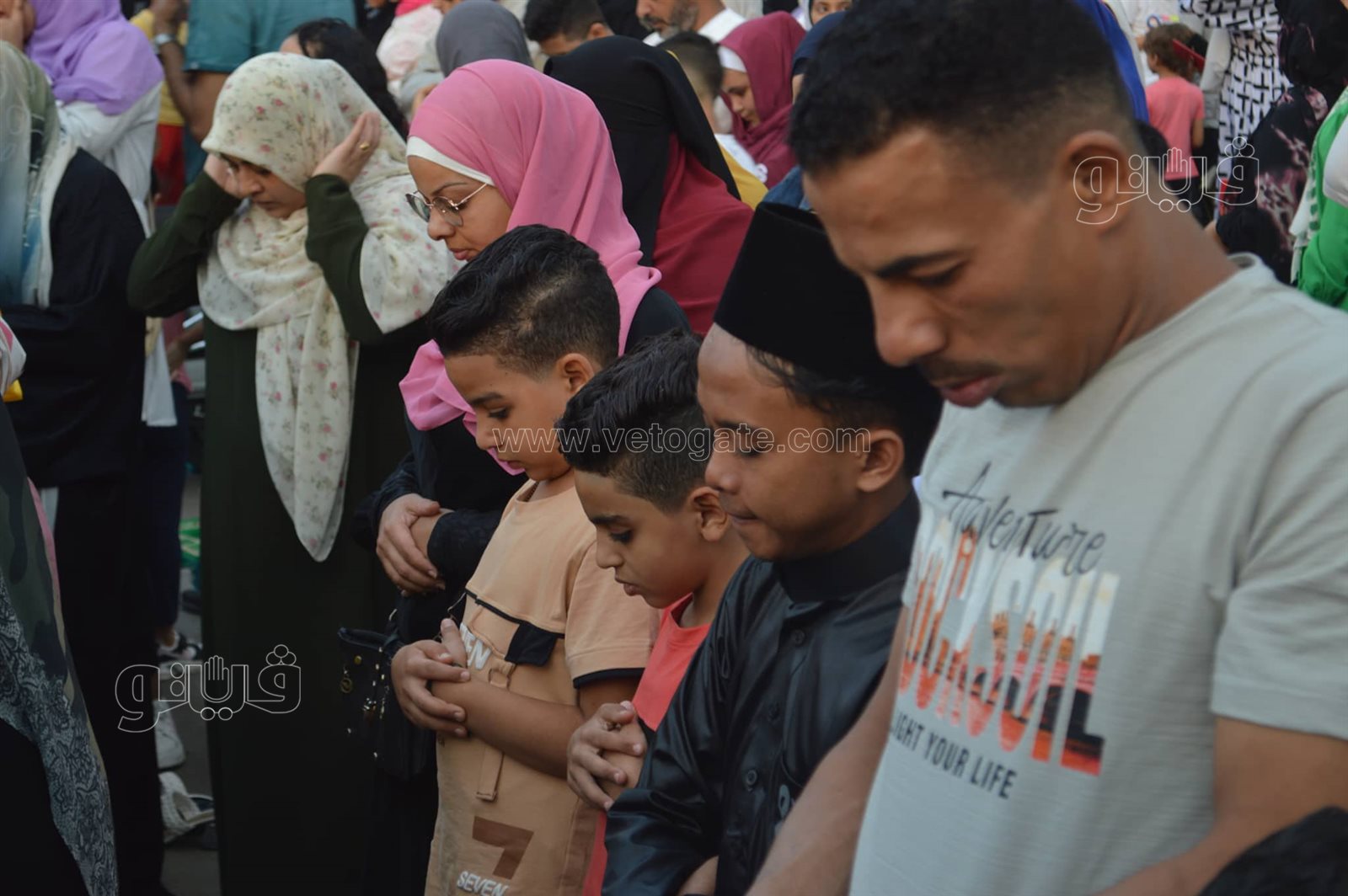 اختلاط النساء والرجال.. أبرز مشاهد صلاة عيد الاضحي في مسجد عمرو بن العاص (7)