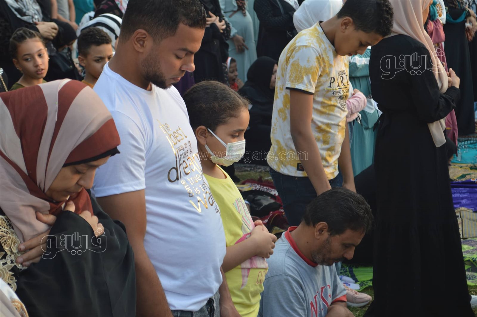 اختلاط النساء والرجال.. أبرز مشاهد صلاة عيد الاضحي في مسجد عمرو بن العاص (9)