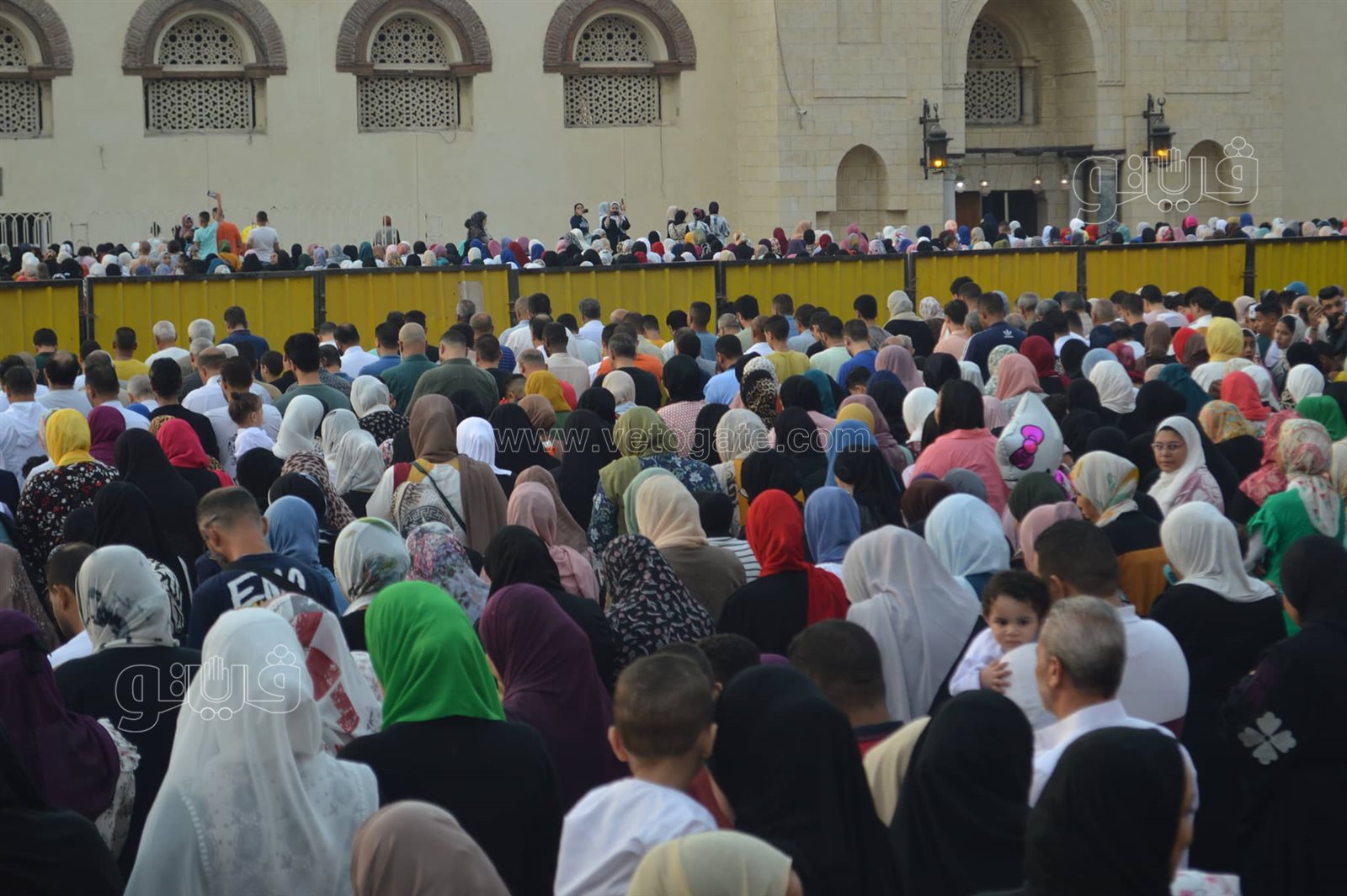 اختلاط النساء والرجال.. أبرز مشاهد صلاة عيد الاضحي في مسجد عمرو بن العاص (10)