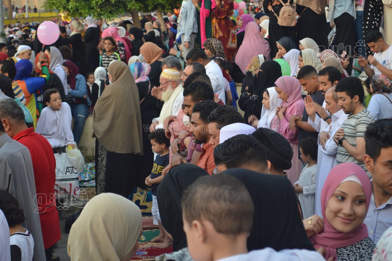 اختلاط النساء والرجال.. أبرز مشاهد صلاة عيد الاضحي في مسجد عمرو بن العاص (11)