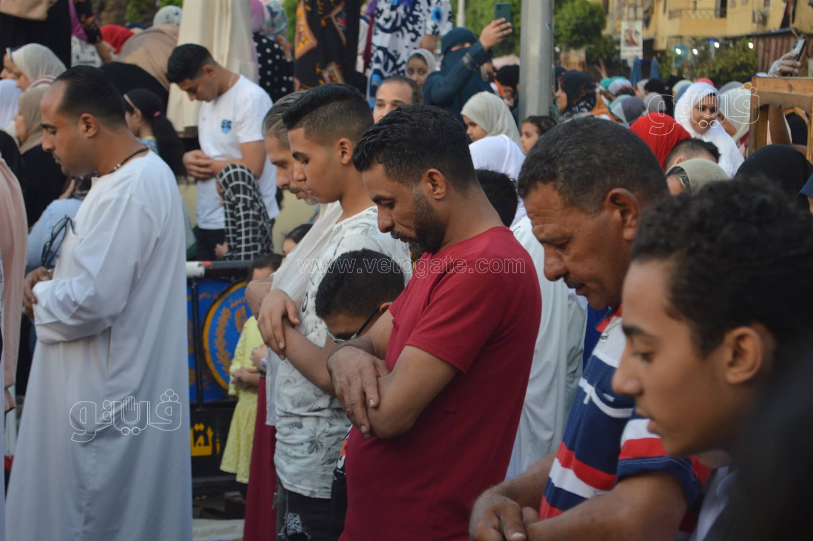 اختلاط النساء والرجال.. أبرز مشاهد صلاة عيد الاضحي في مسجد عمرو بن العاص (12)