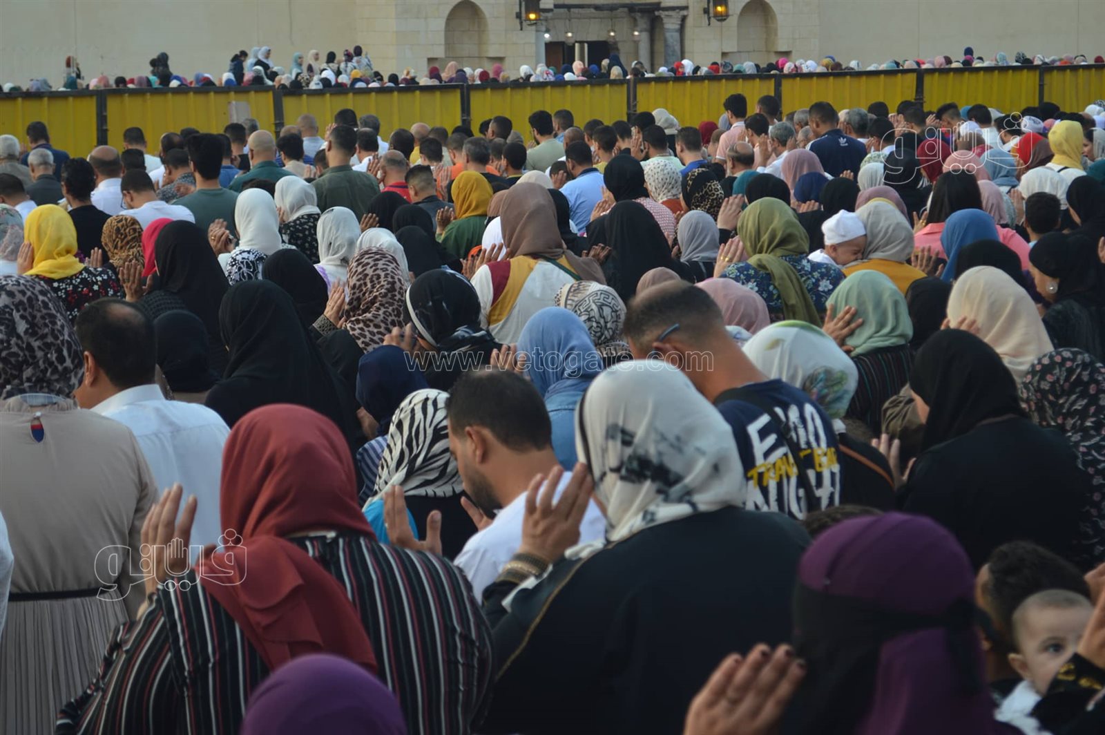 اختلاط النساء والرجال.. أبرز مشاهد صلاة عيد الاضحي في مسجد عمرو بن العاص (13)