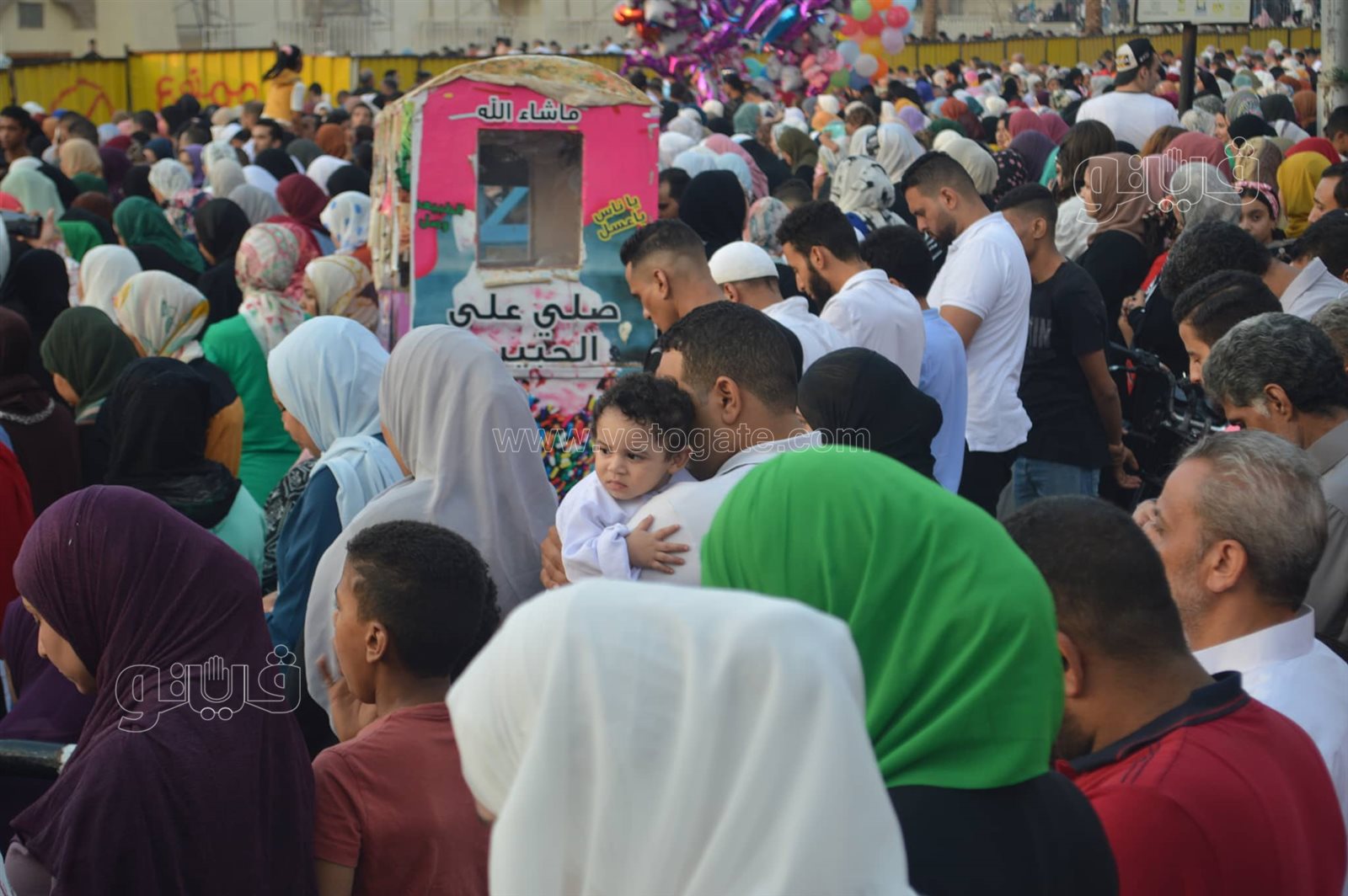 اختلاط النساء والرجال.. أبرز مشاهد صلاة عيد الاضحي في مسجد عمرو بن العاص (14)