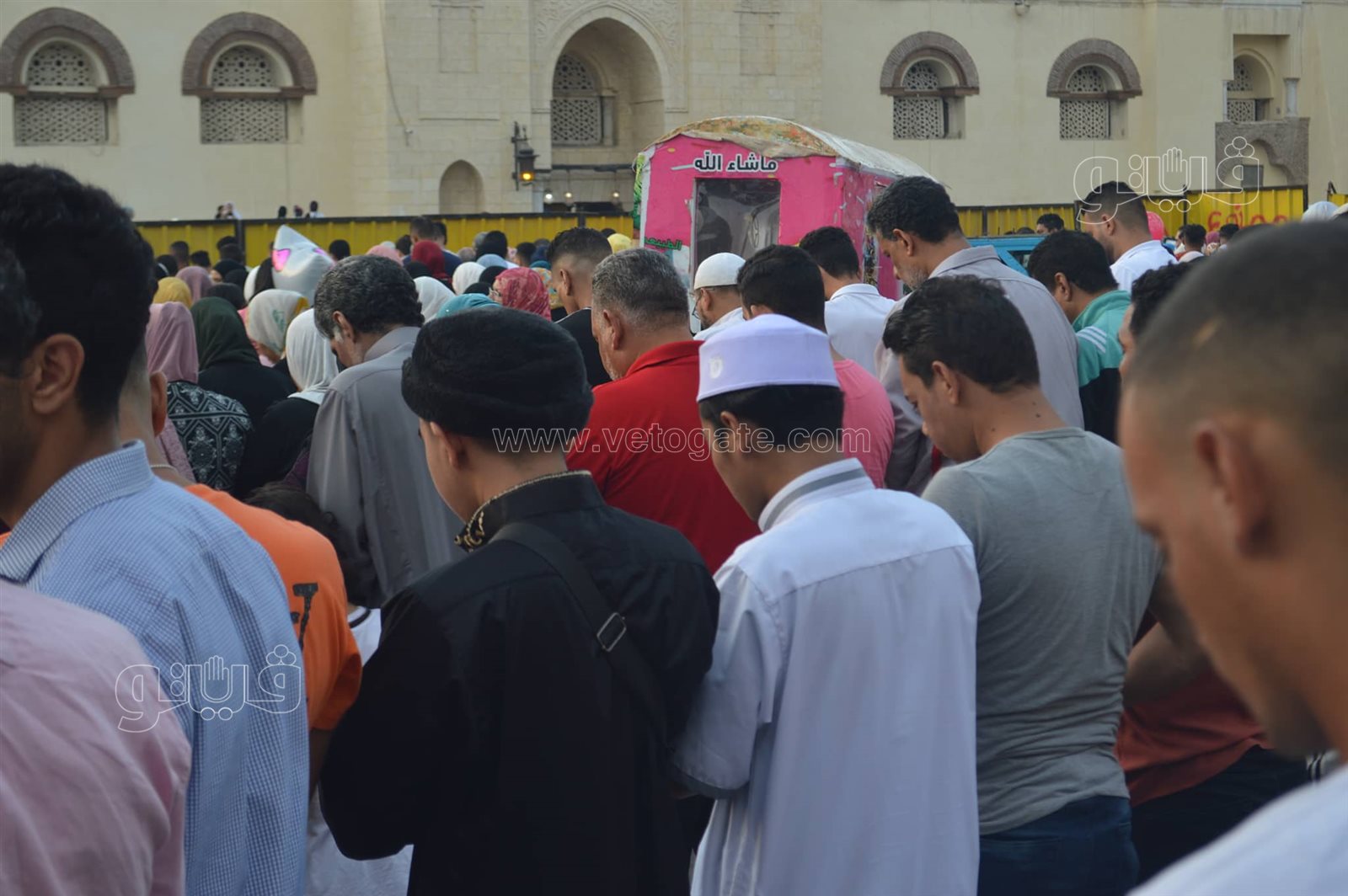 اختلاط النساء والرجال.. أبرز مشاهد صلاة عيد الاضحي في مسجد عمرو بن العاص (15)