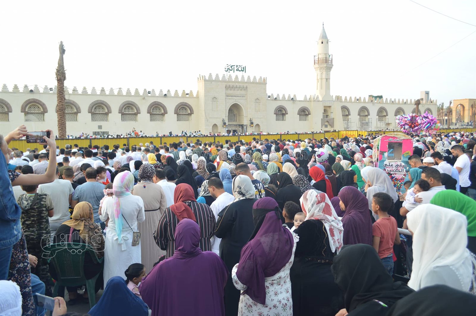 اختلاط النساء والرجال.. أبرز مشاهد صلاة عيد الاضحي في مسجد عمرو بن العاص (16)