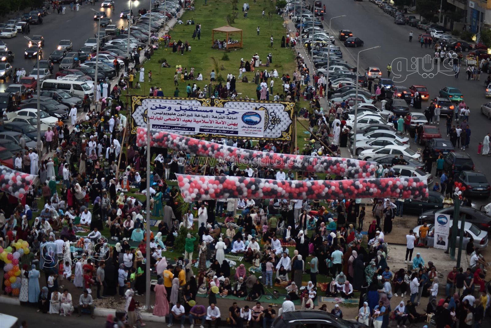 المواطنون يؤدون صلاة عيد الاضحي بمسجد الصديق (3)