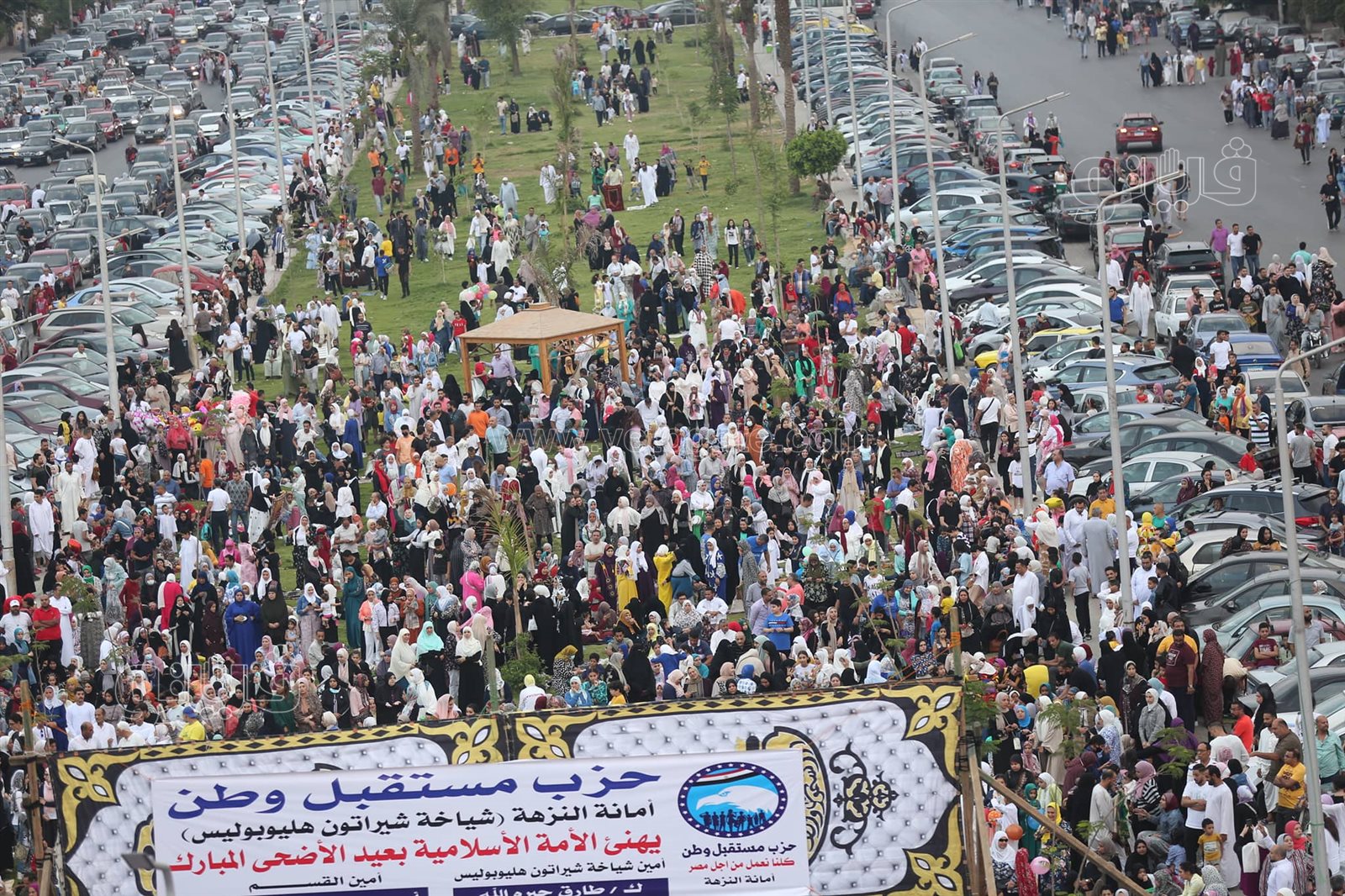  المواطنون يؤدون صلاة عيد الاضحي بمسجد الصديق (5)