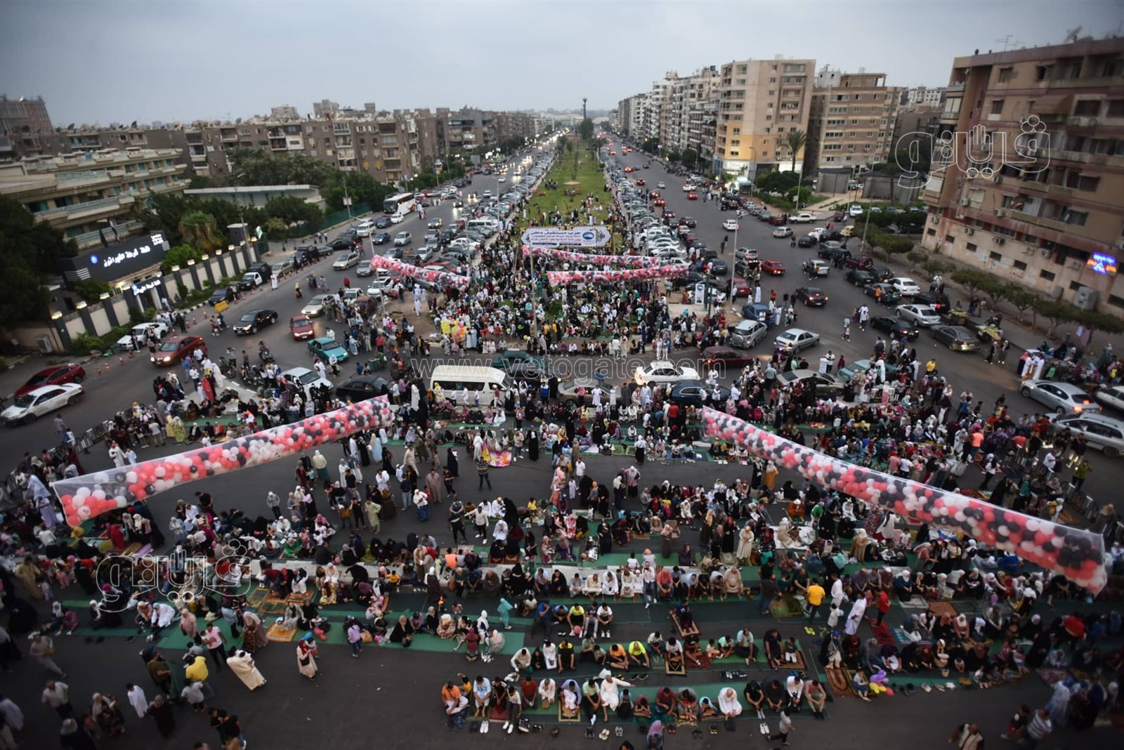 المواطنون يؤدون صلاة عيد الاضحي بمسجد الصديق (6)