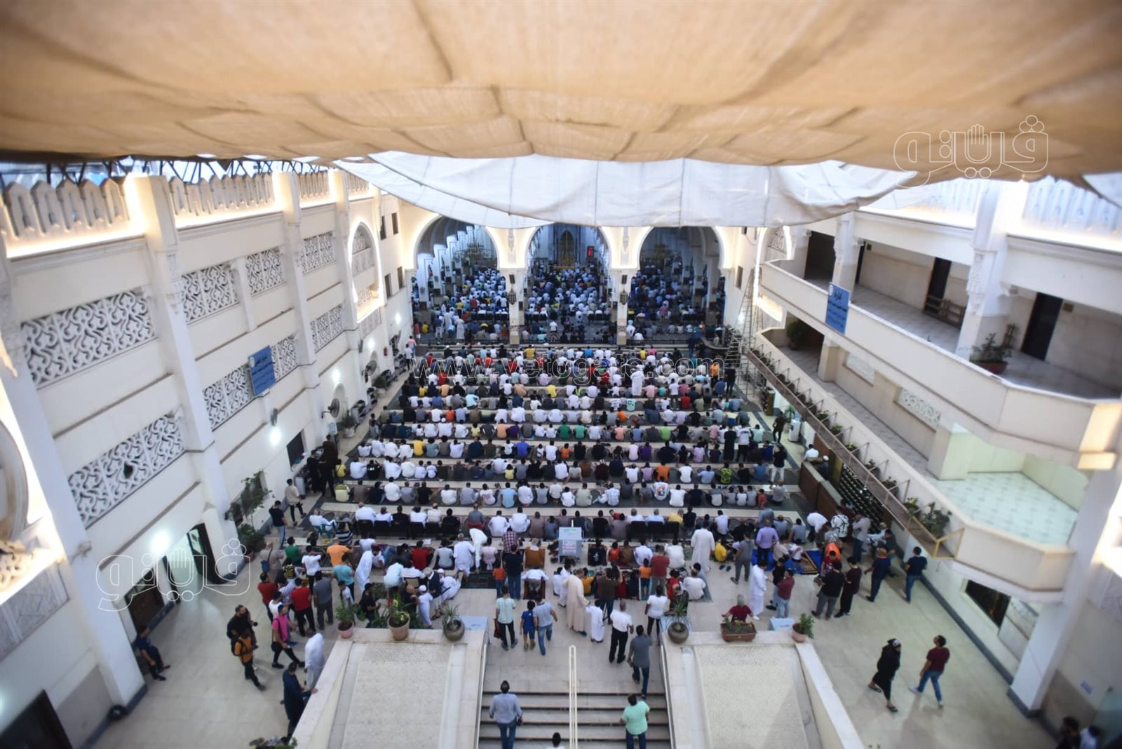  المواطنون يؤدون صلاة عيد الاضحي بمسجد الصديق (8)