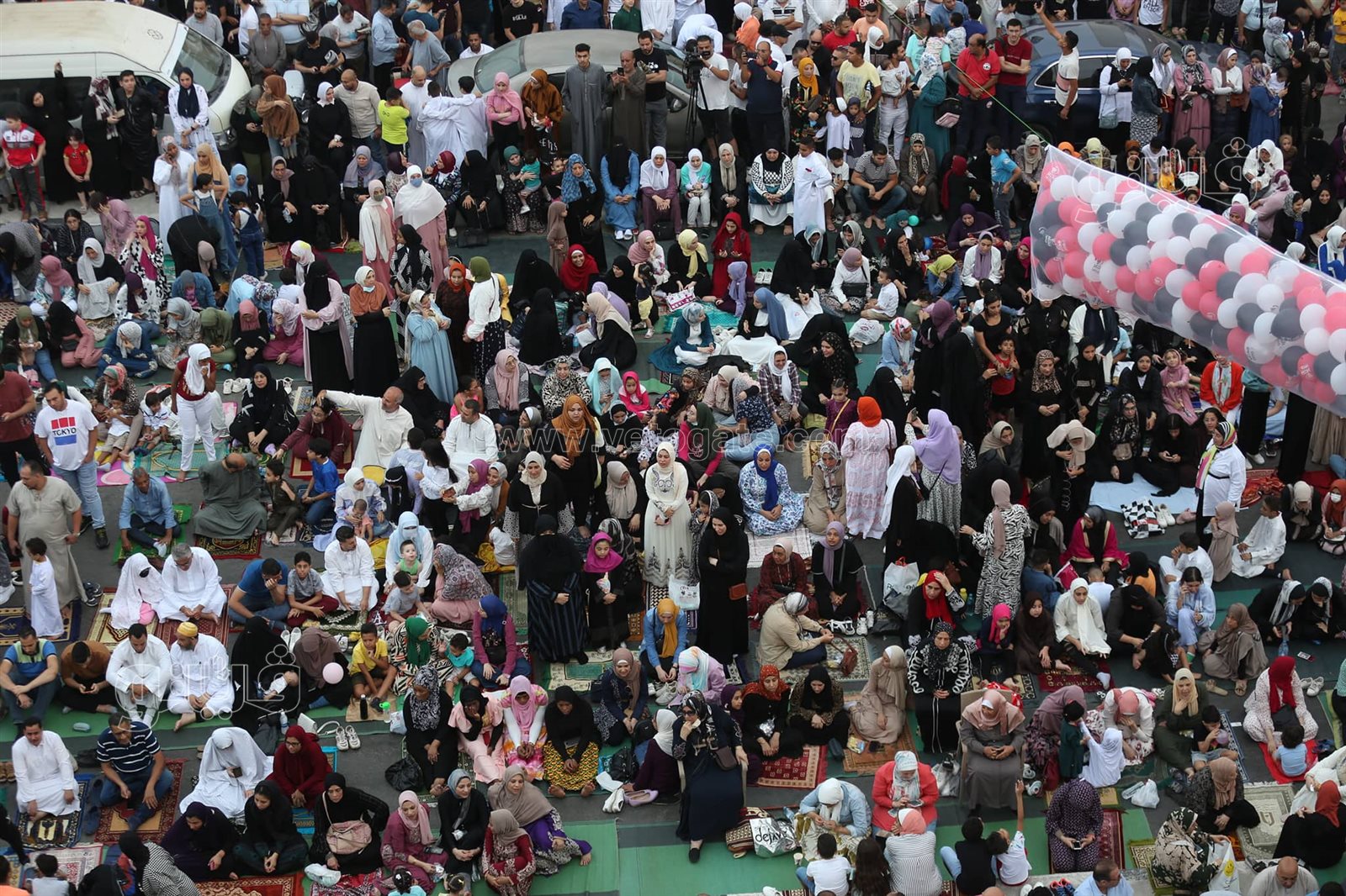  المواطنون يؤدون صلاة عيد الاضحي بمسجد الصديق (10)