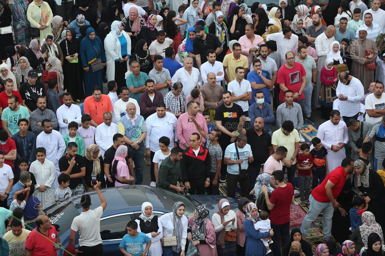  المواطنون يؤدون صلاة عيد الاضحي بمسجد الصديق (11)