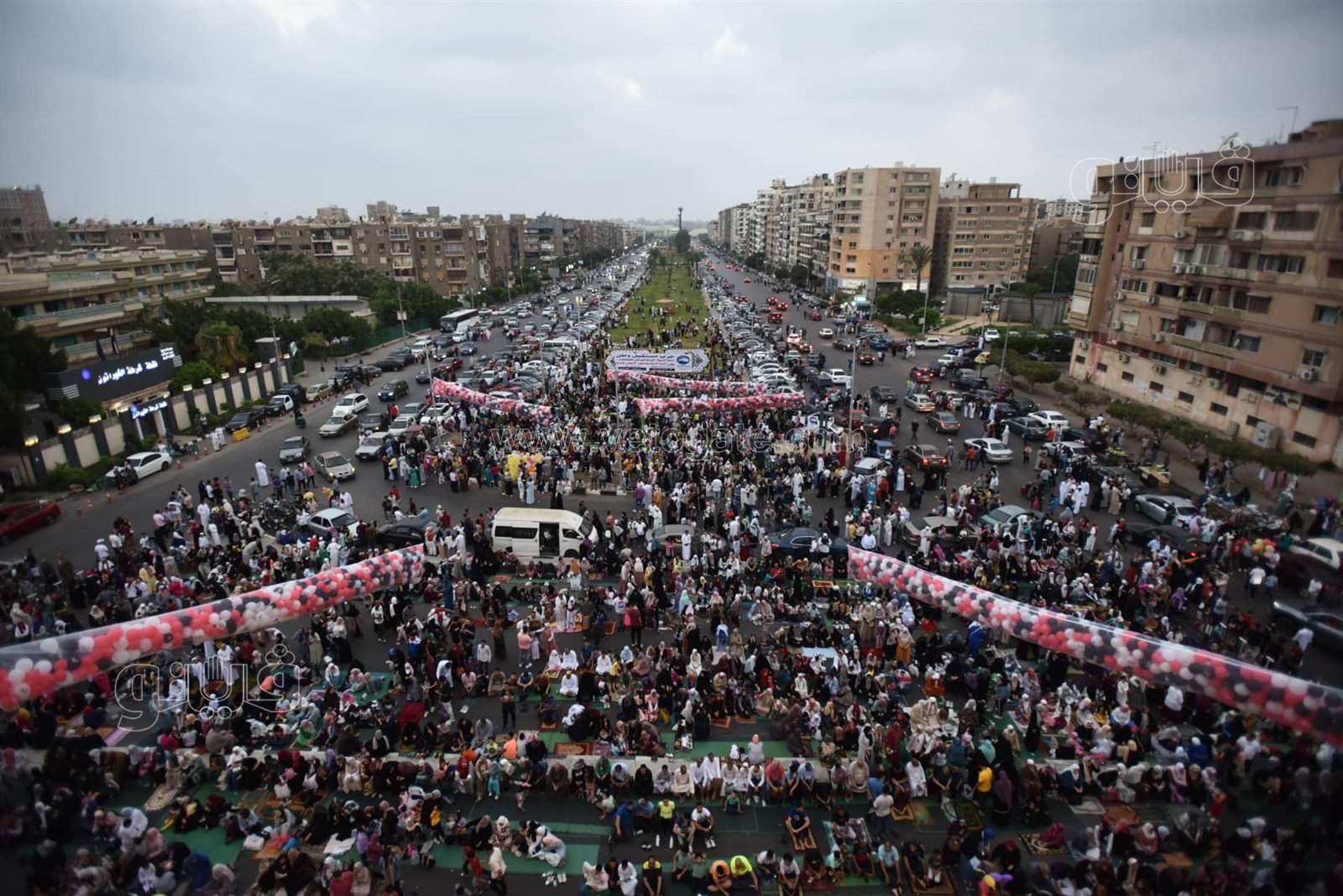  المواطنون يؤدون صلاة عيد الاضحي بمسجد الصديق (12)