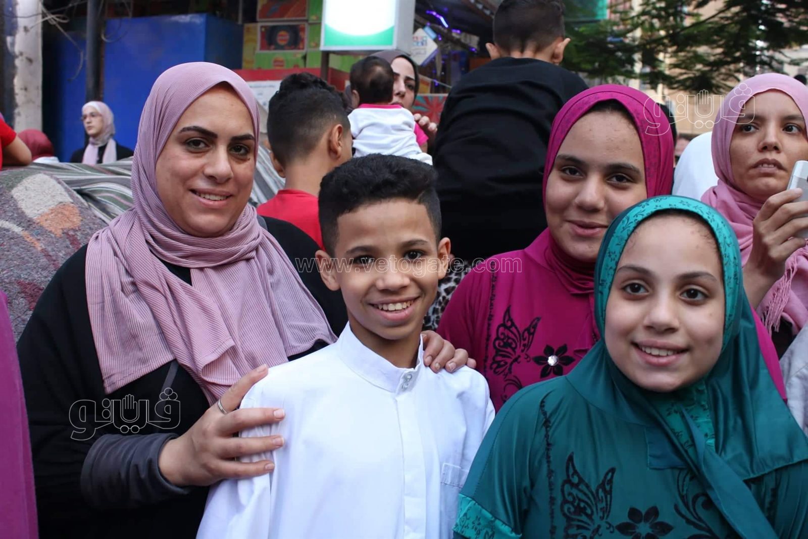 كنيسة ومسجد وشلالات البلالين..صلاة العيد في المعادي شكل تاني (15)