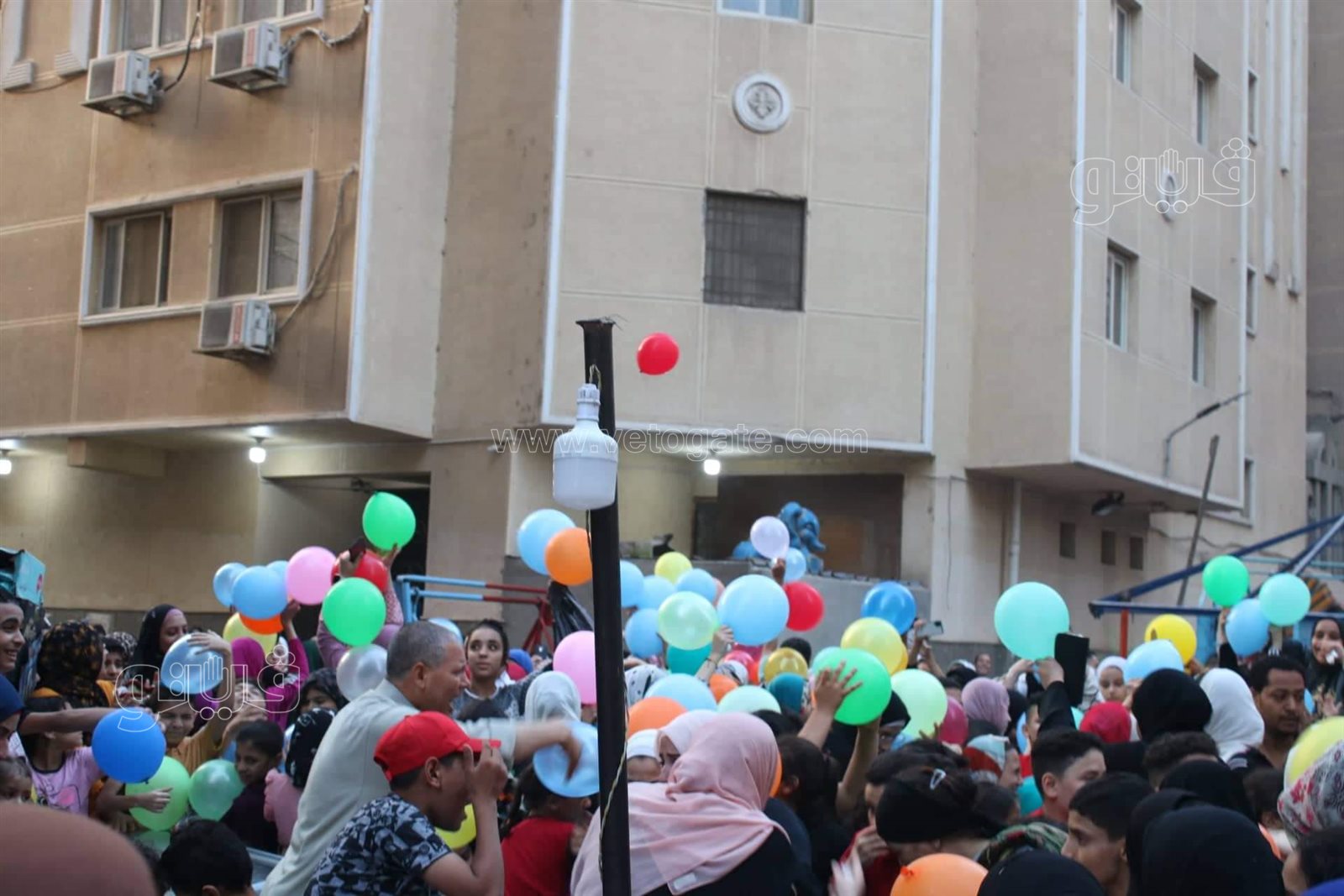 كنيسة ومسجد وشلالات البلالين..صلاة العيد في المعادي شكل تاني (16)