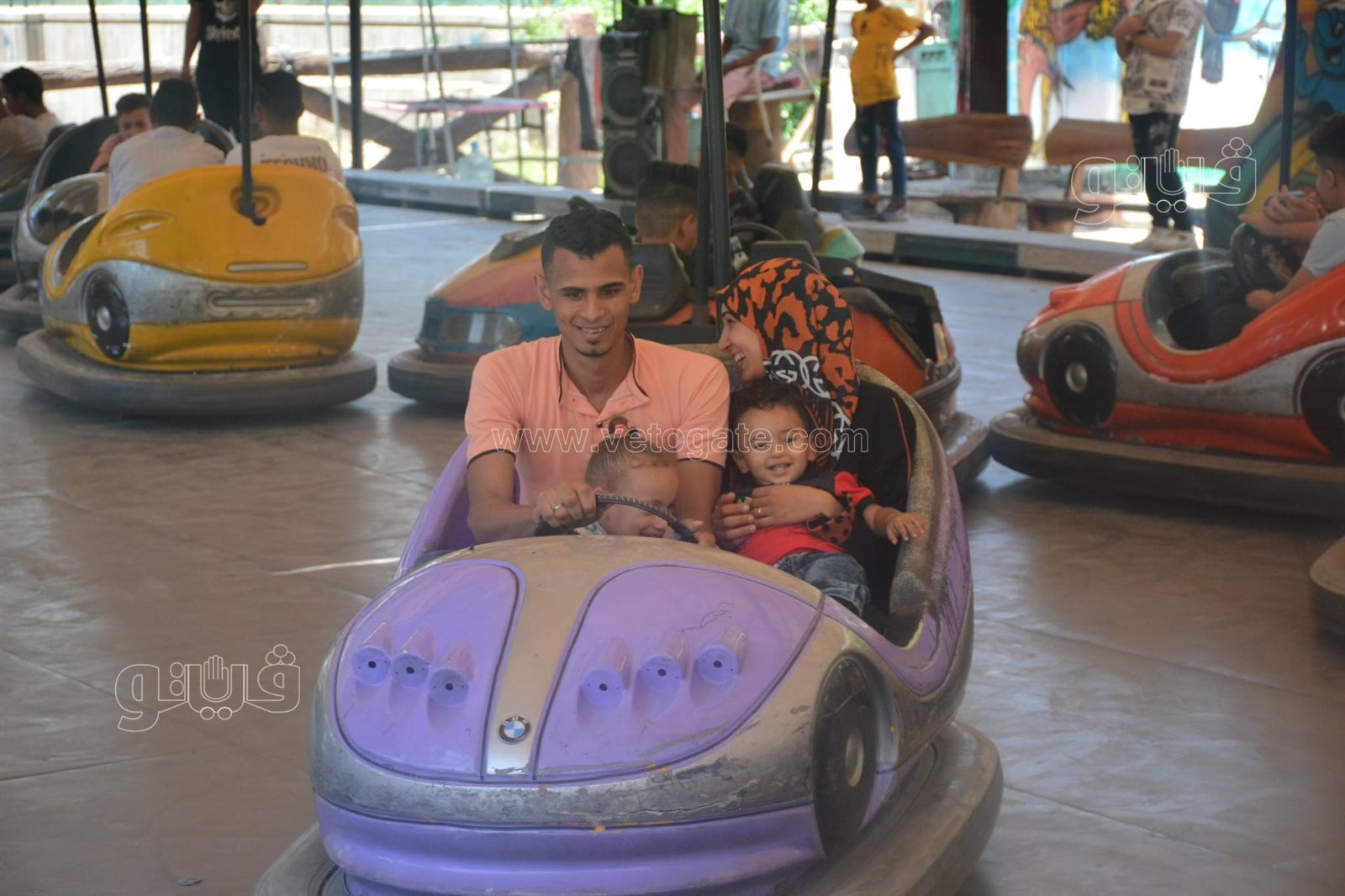 ملاهي حديقة الحيوان تجذب الكبار والصغار (1)