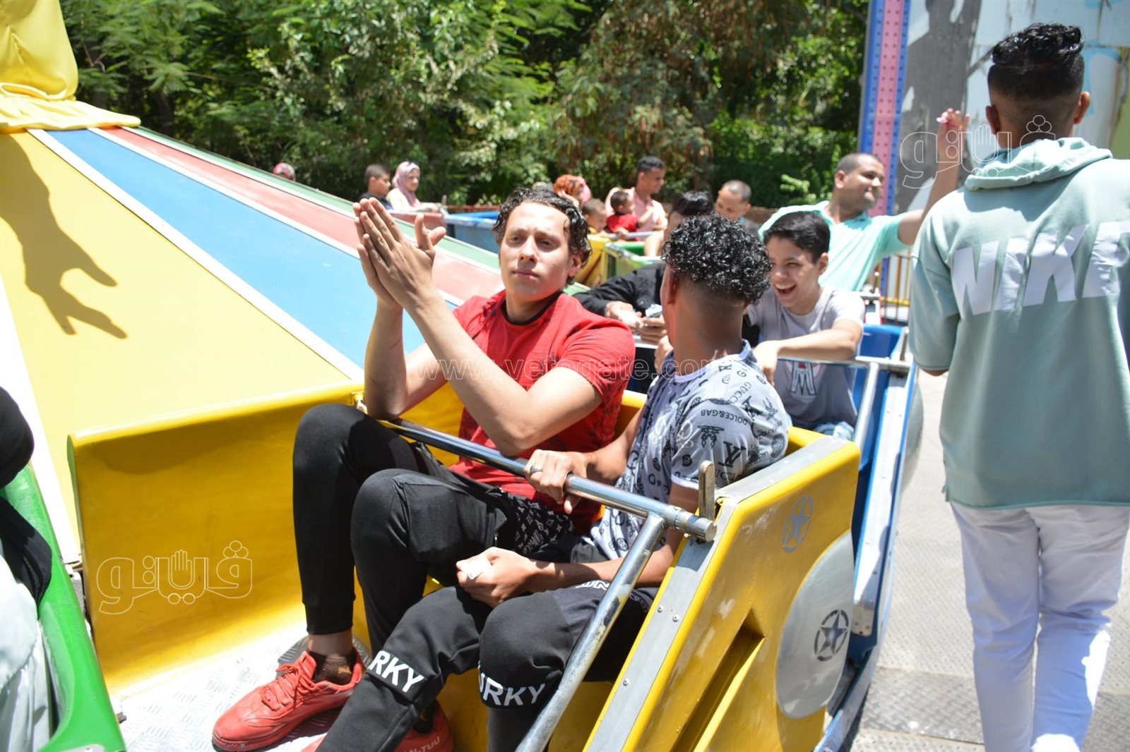 ملاهي حديقة الحيوان تجذب الكبار والصغار (2)