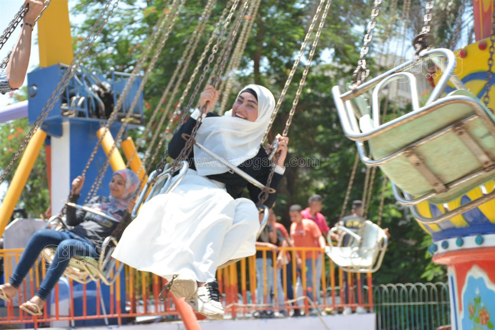 ملاهي حديقة الحيوان تجذب الكبار والصغار (6)