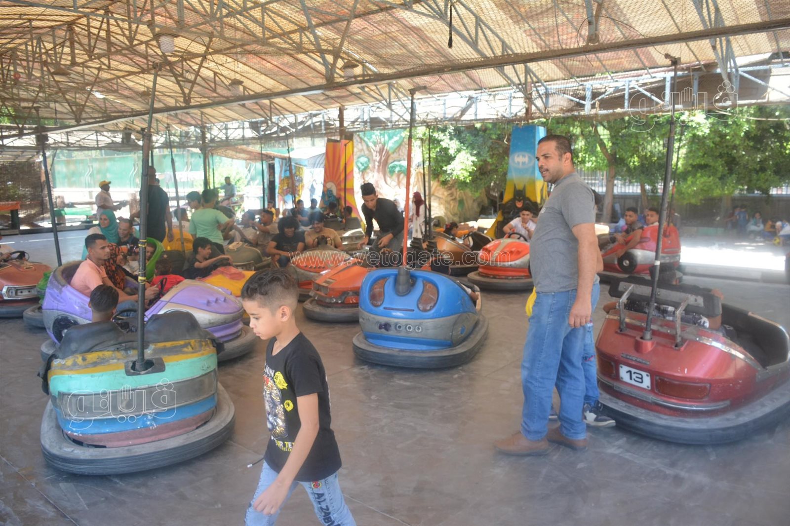 ملاهي حديقة الحيوان تجذب الكبار والصغار (11)