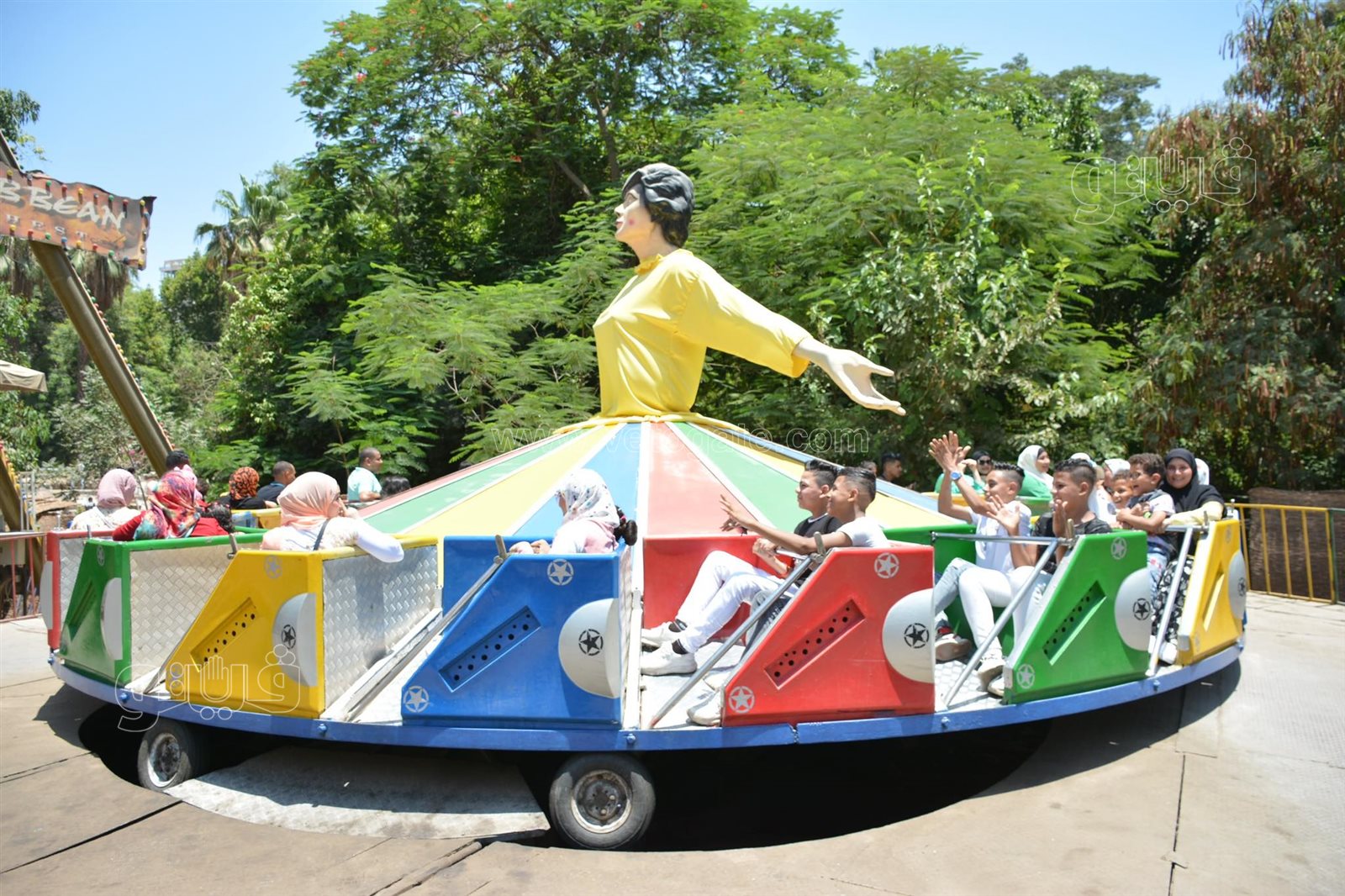 ملاهي حديقة الحيوان تجذب الكبار والصغار (12)