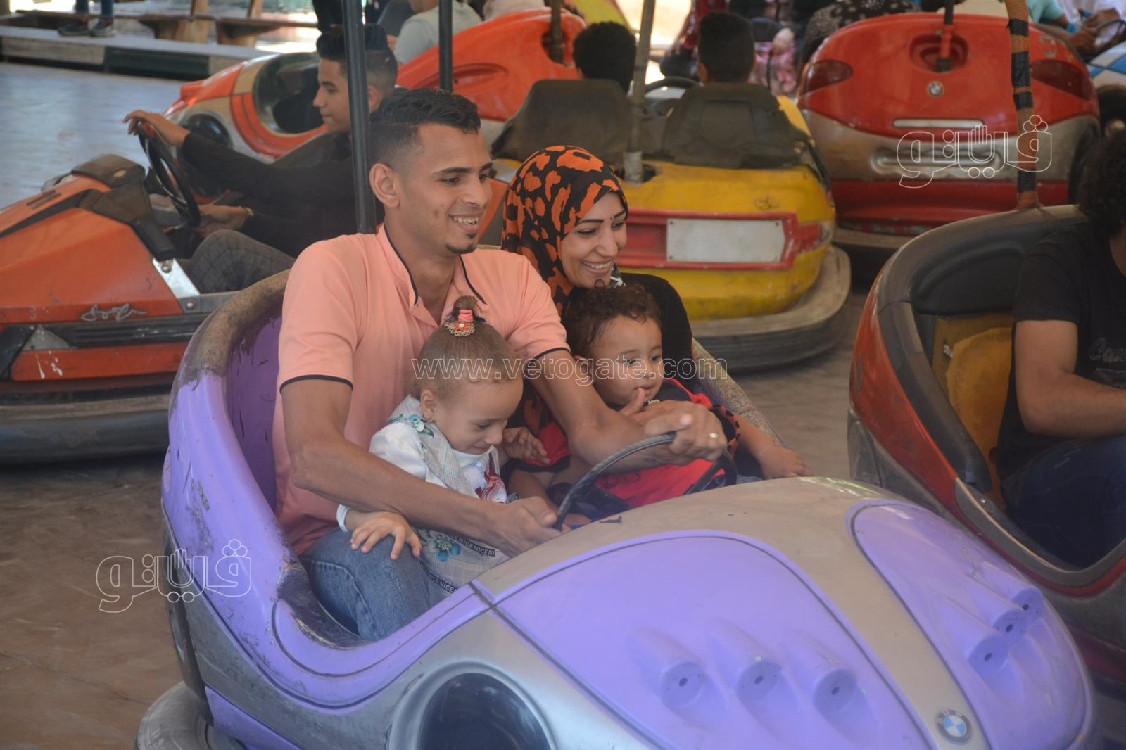 ملاهي حديقة الحيوان تجذب الكبار والصغار (15)