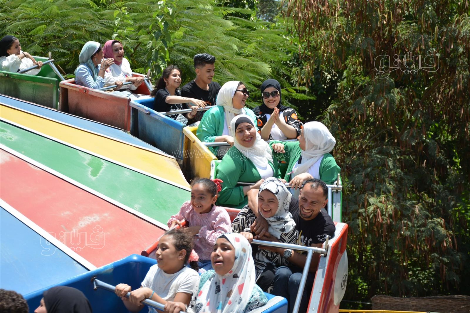 ملاهي حديقة الحيوان تجذب الكبار والصغار (16)