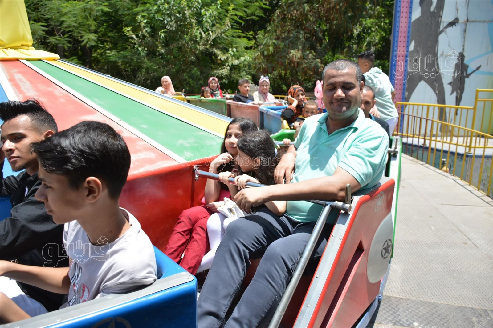 ملاهي حديقة الحيوان تجذب الكبار والصغار (18)