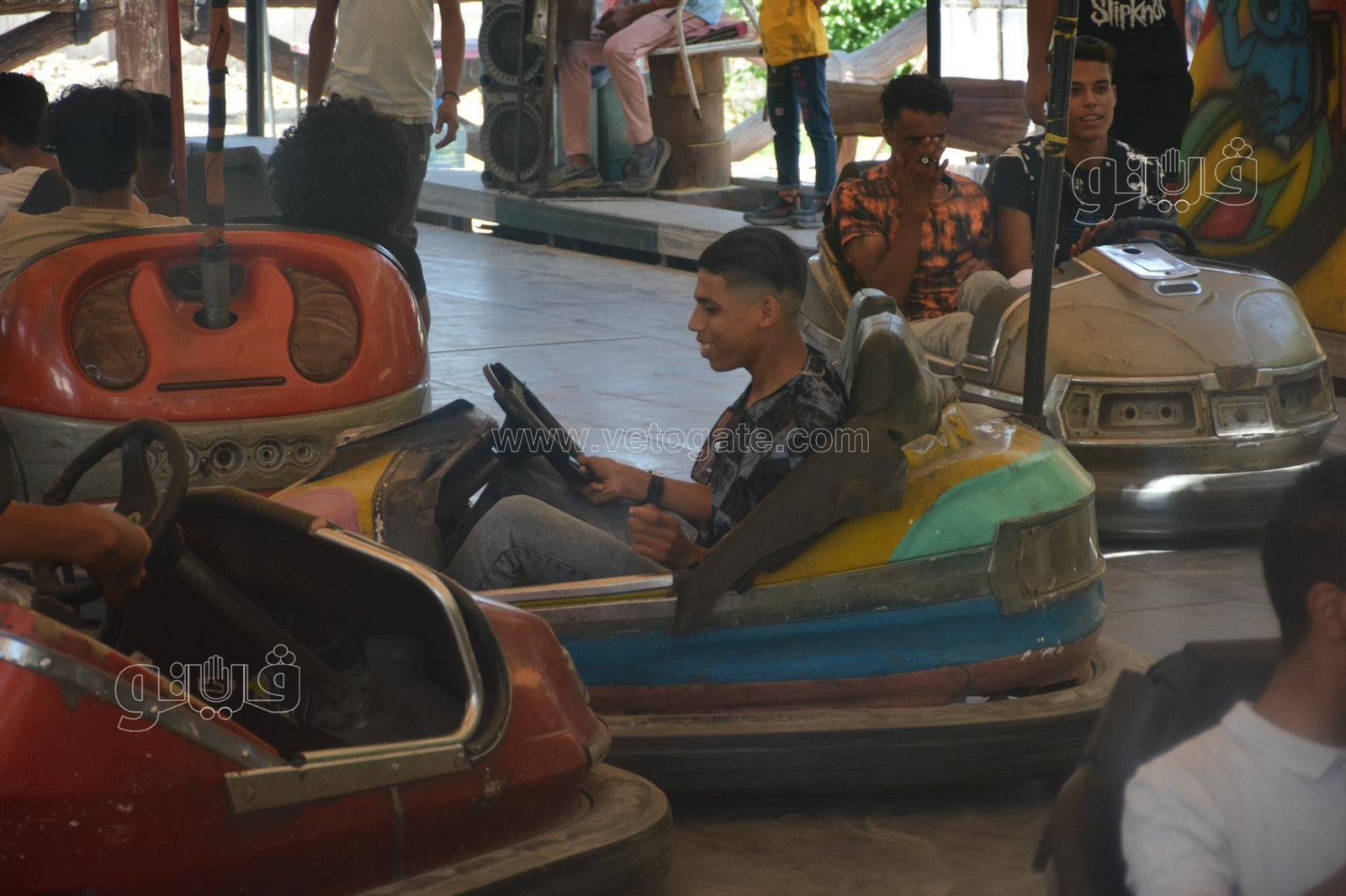 ملاهي حديقة الحيوان تجذب الكبار والصغار (19)