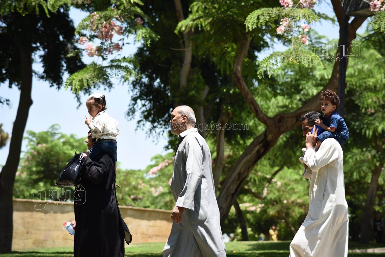 الآباء يرسمون الفرحة على وجوه أطفالهم في العيد (1)