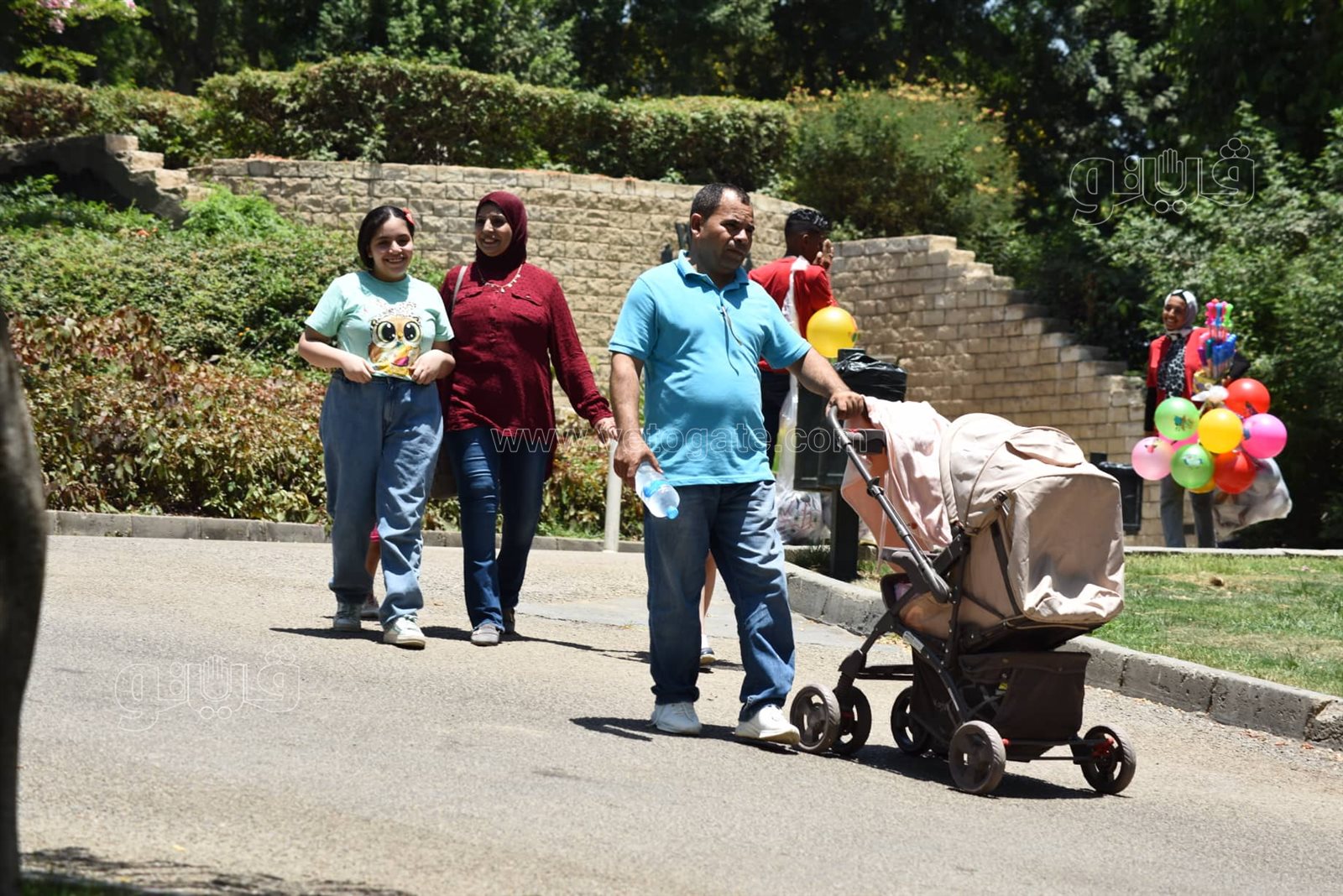 الآباء يرسمون الفرحة على وجوه أطفالهم في العيد (2)