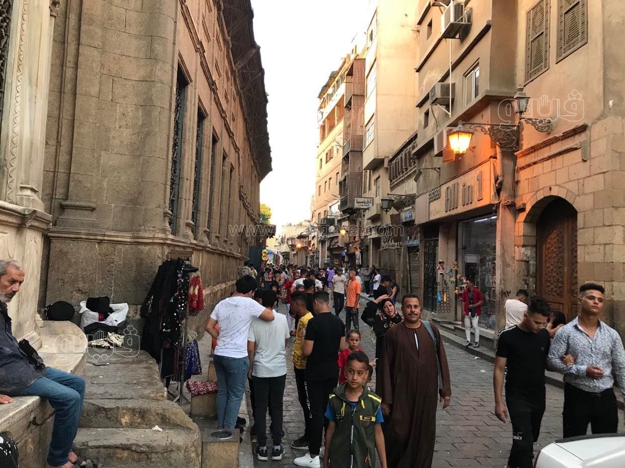 بالطبول والاغاني.. شباب شارع المعز يحتفلون بعيد الأضحى (3)