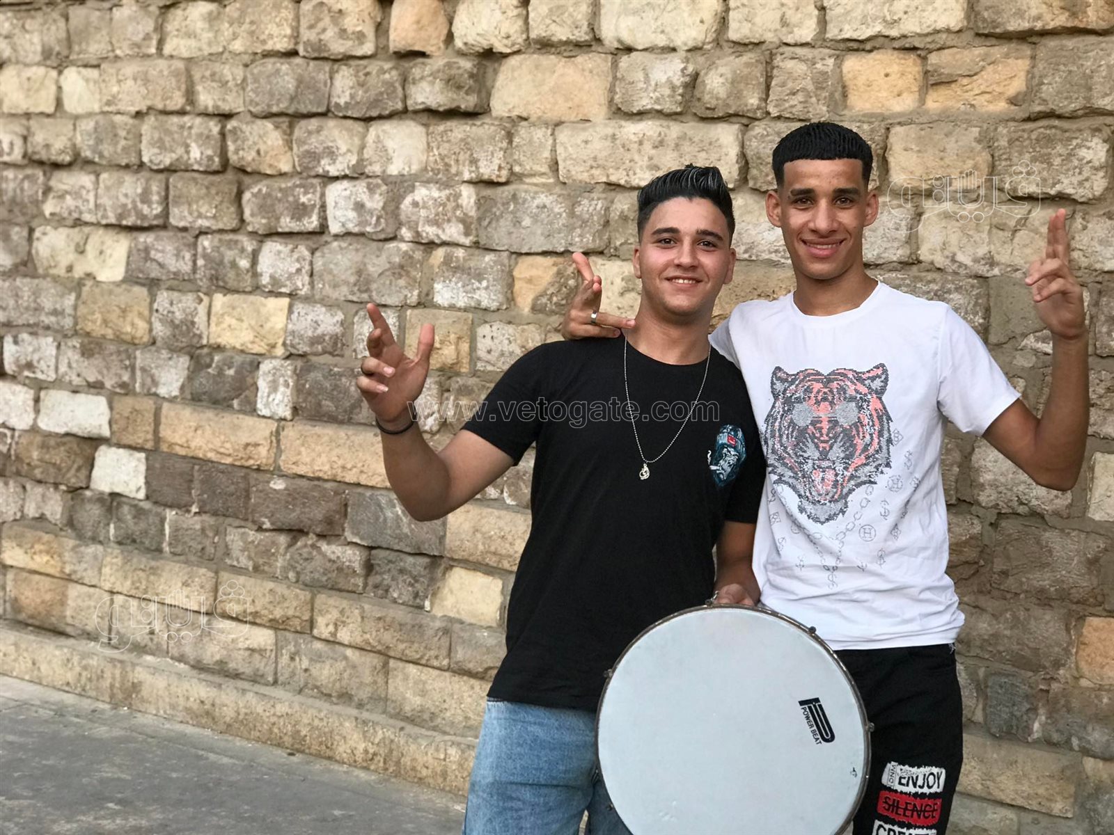 بالطبول والاغاني.. شباب شارع المعز يحتفلون بعيد الأضحى (7)