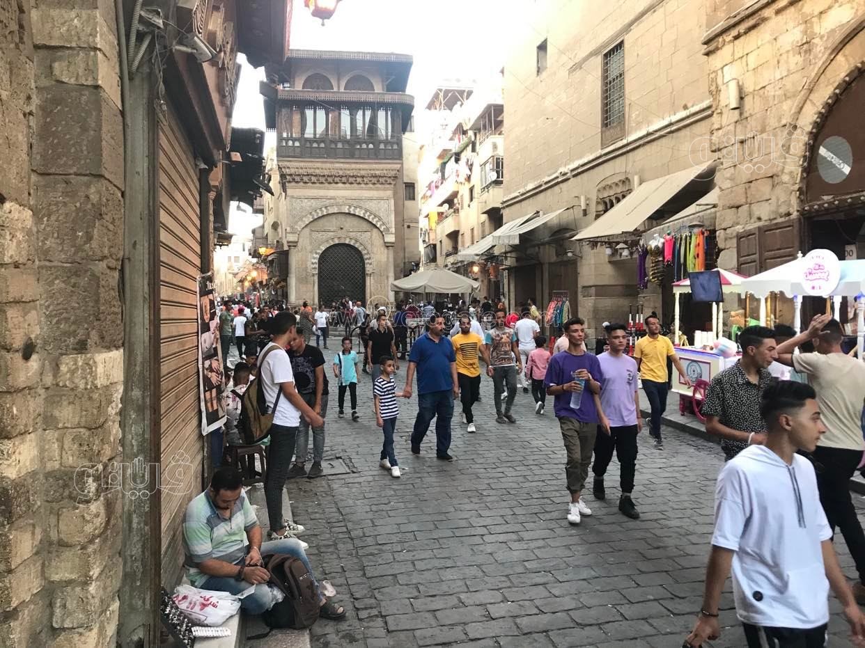 بالطبول والاغاني.. شباب شارع المعز يحتفلون بعيد الأضحى (8)