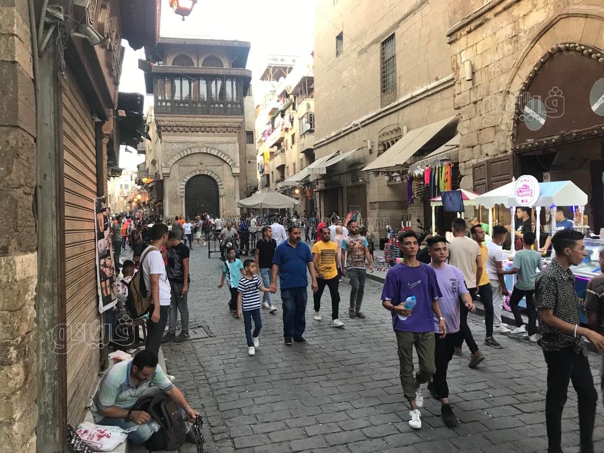 بالطبول والاغاني.. شباب شارع المعز يحتفلون بعيد الأضحى (9)