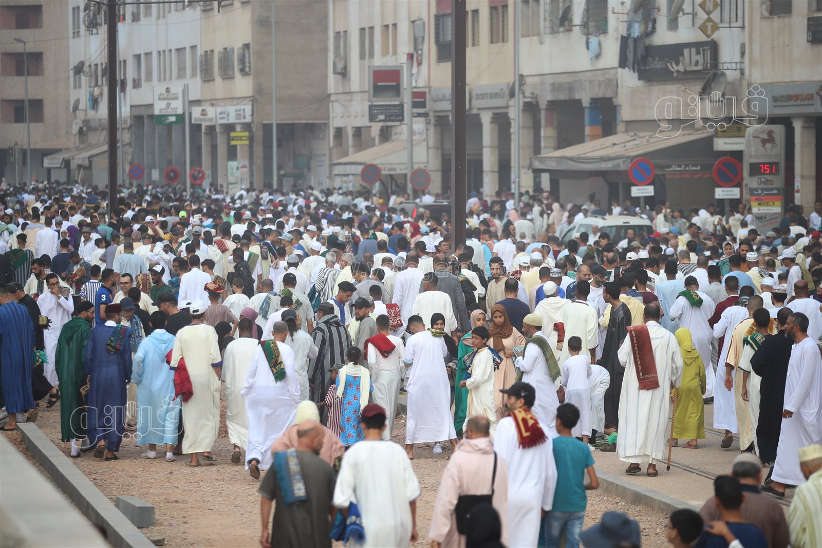  المغاربة يؤدون صلاة عيد الأضحى في ساحة مولاي رشيد (11)