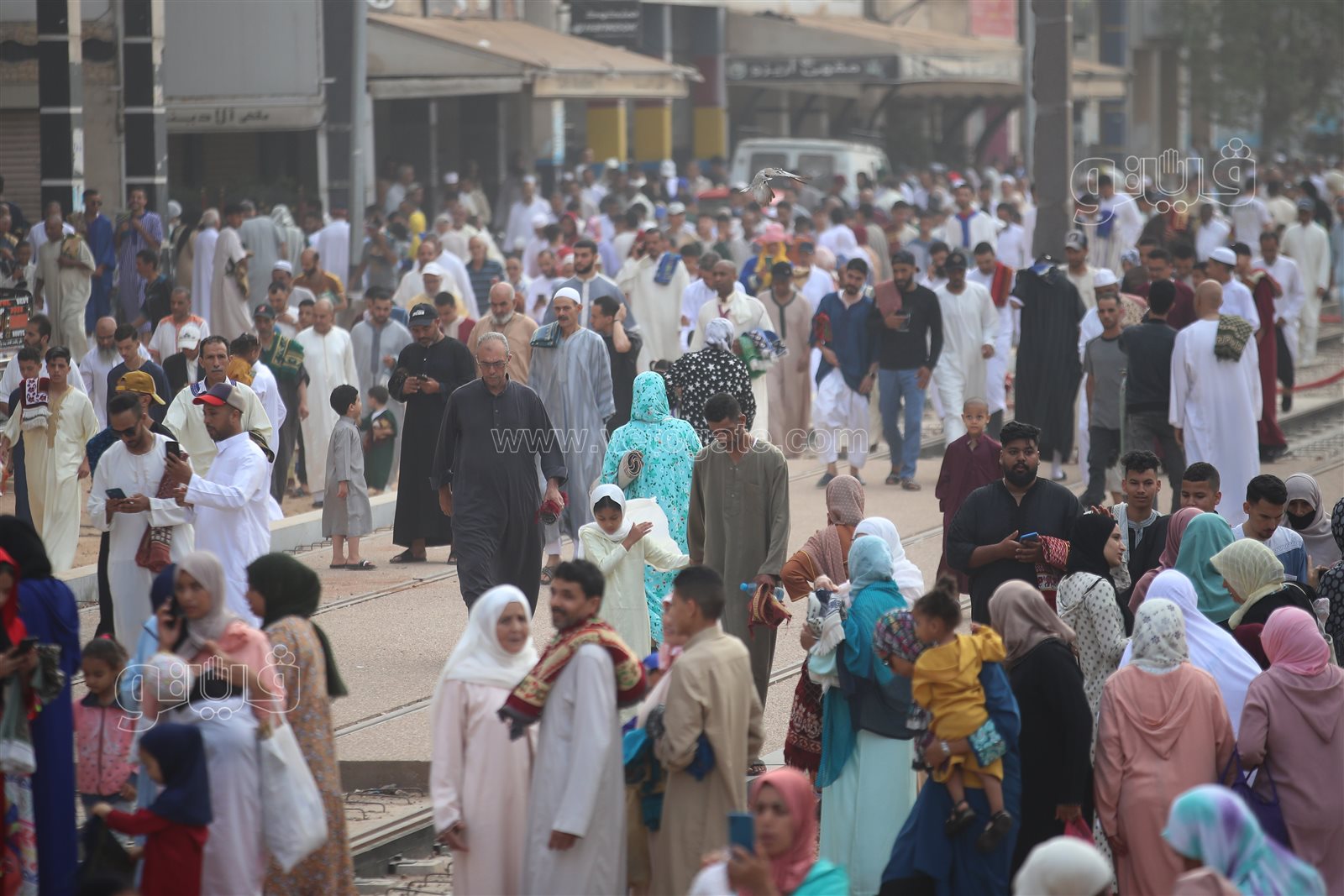  المغاربة يؤدون صلاة عيد الأضحى في ساحة مولاي رشيد (15)