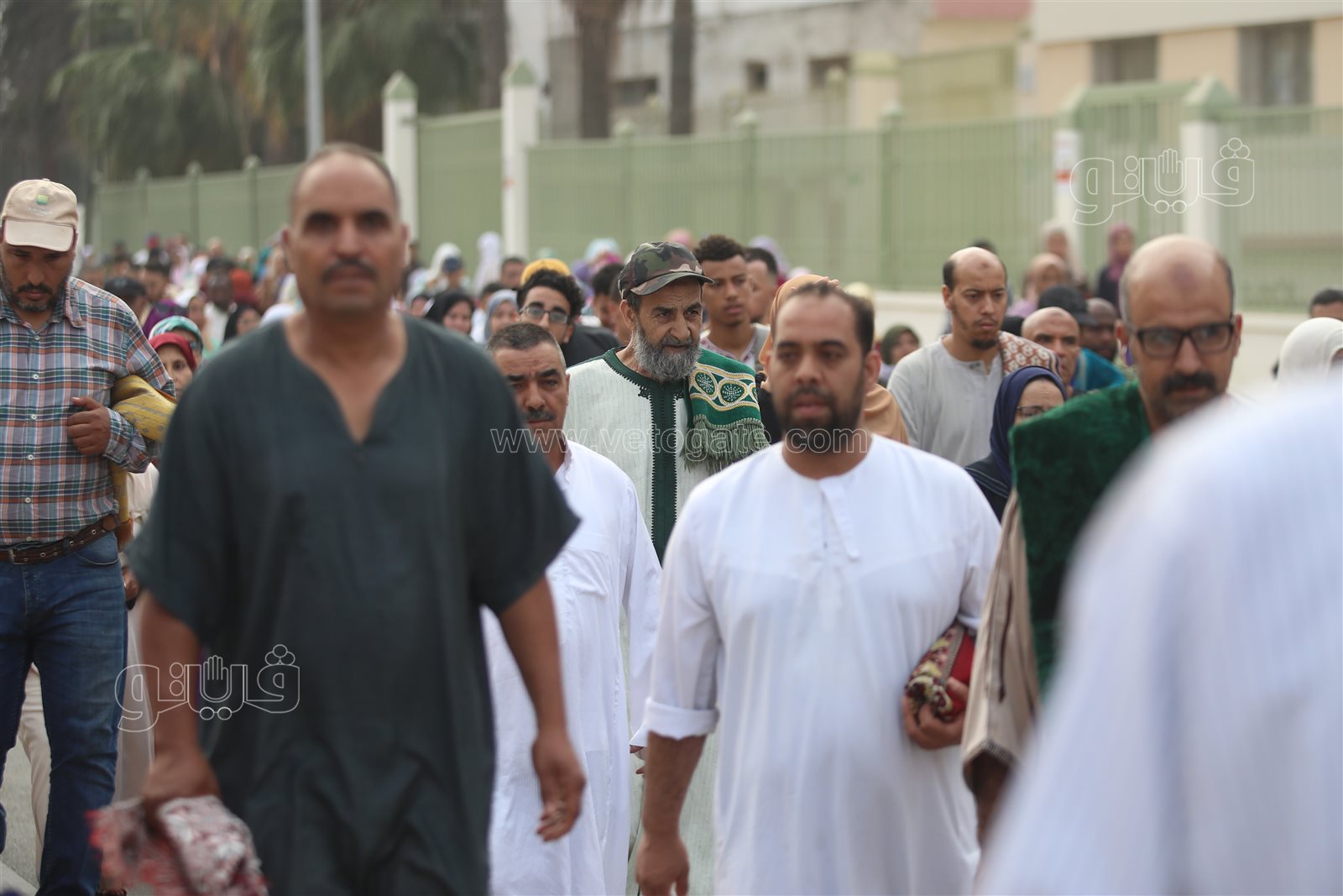  المغاربة يؤدون صلاة عيد الأضحى في ساحة مولاي رشيد (18)