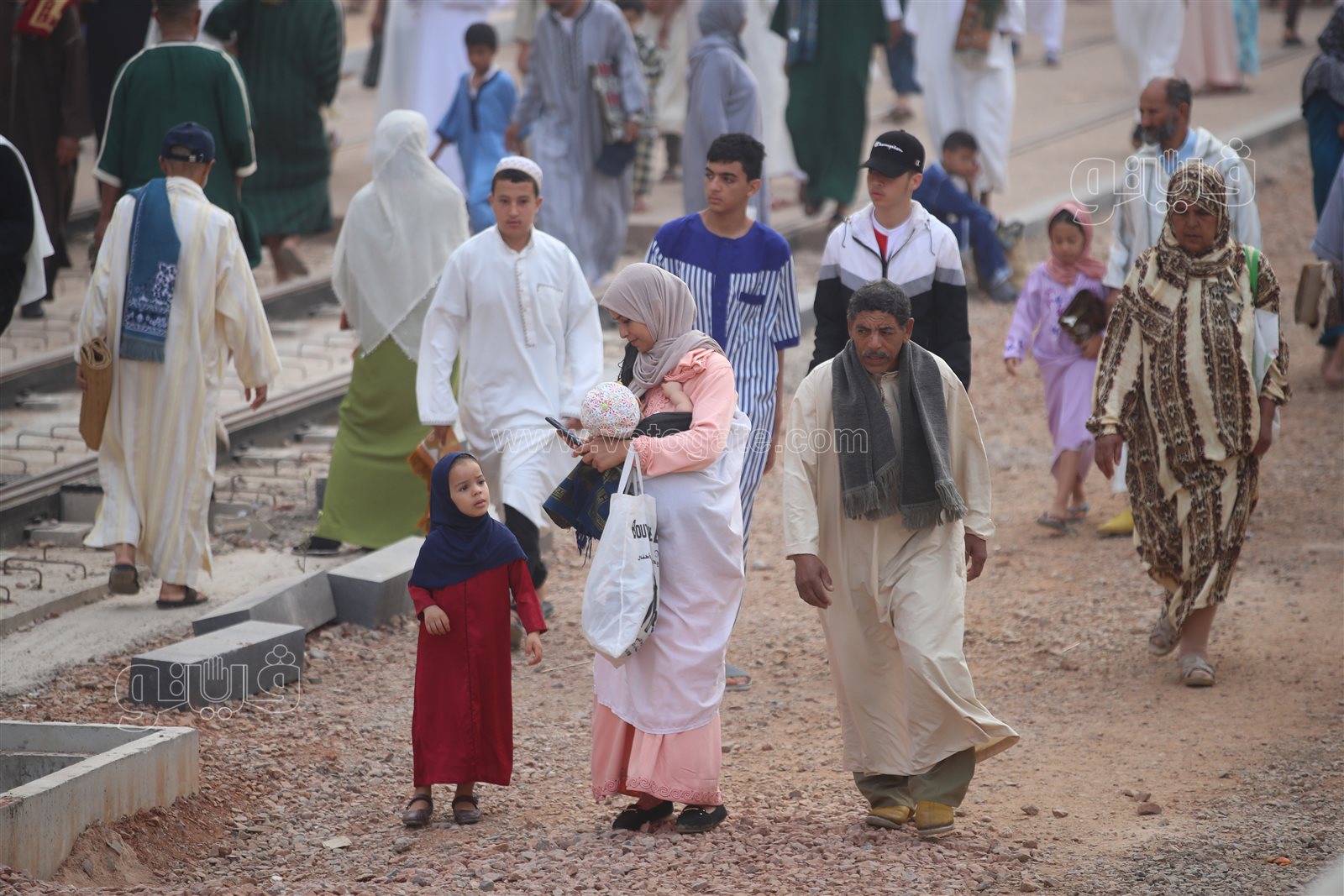  المغاربة يؤدون صلاة عيد الأضحى في ساحة مولاي رشيد (21)
