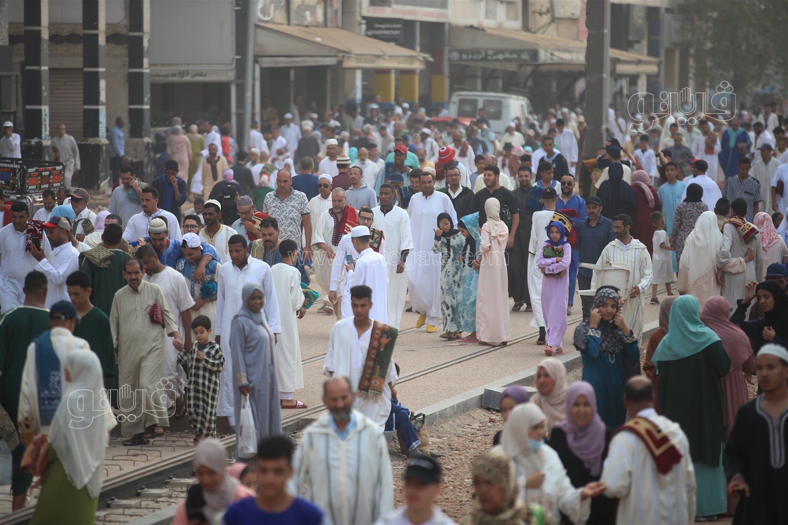  المغاربة يؤدون صلاة عيد الأضحى في ساحة مولاي رشيد (23)