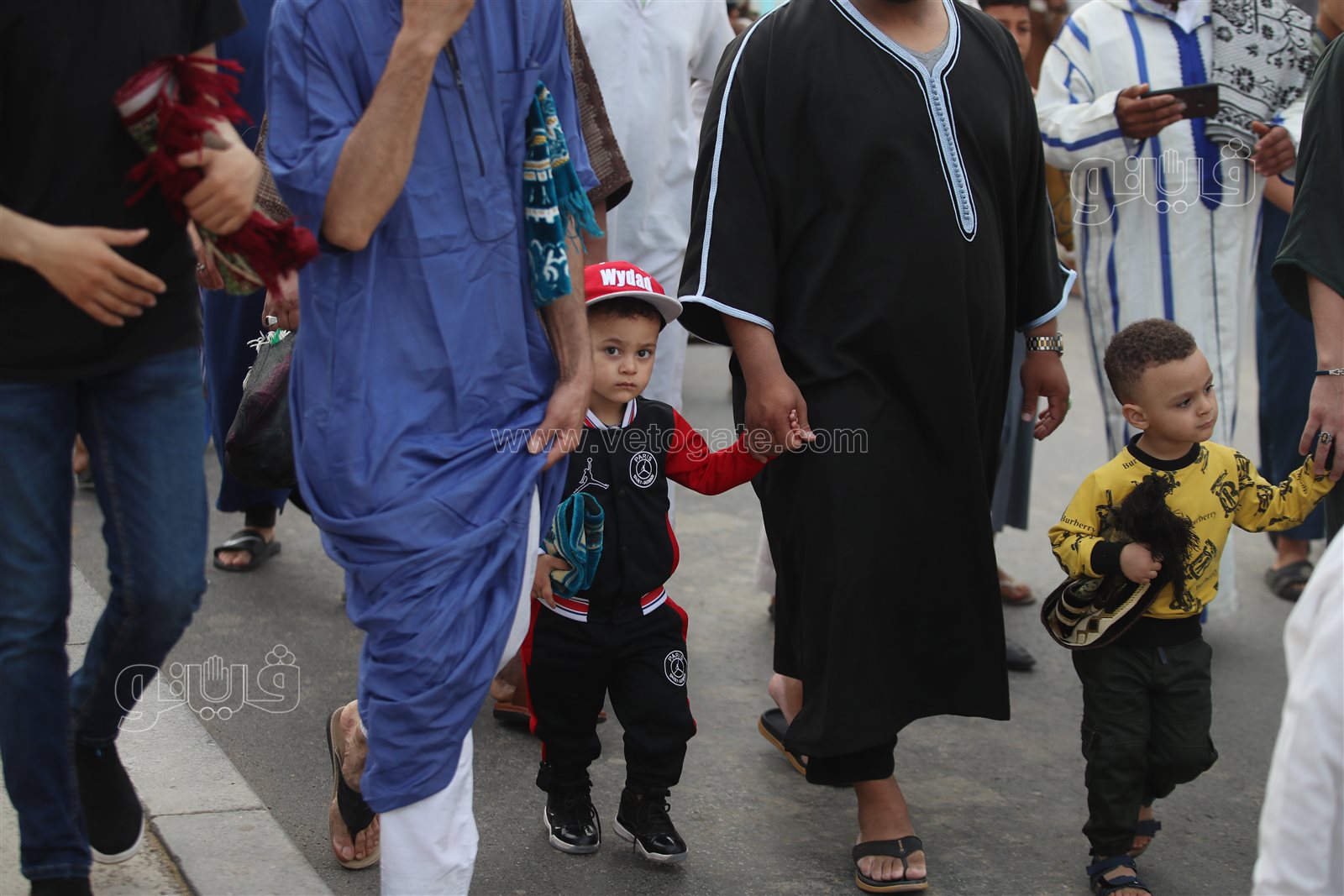  المغاربة يؤدون صلاة عيد الأضحى في ساحة مولاي رشيد (24)