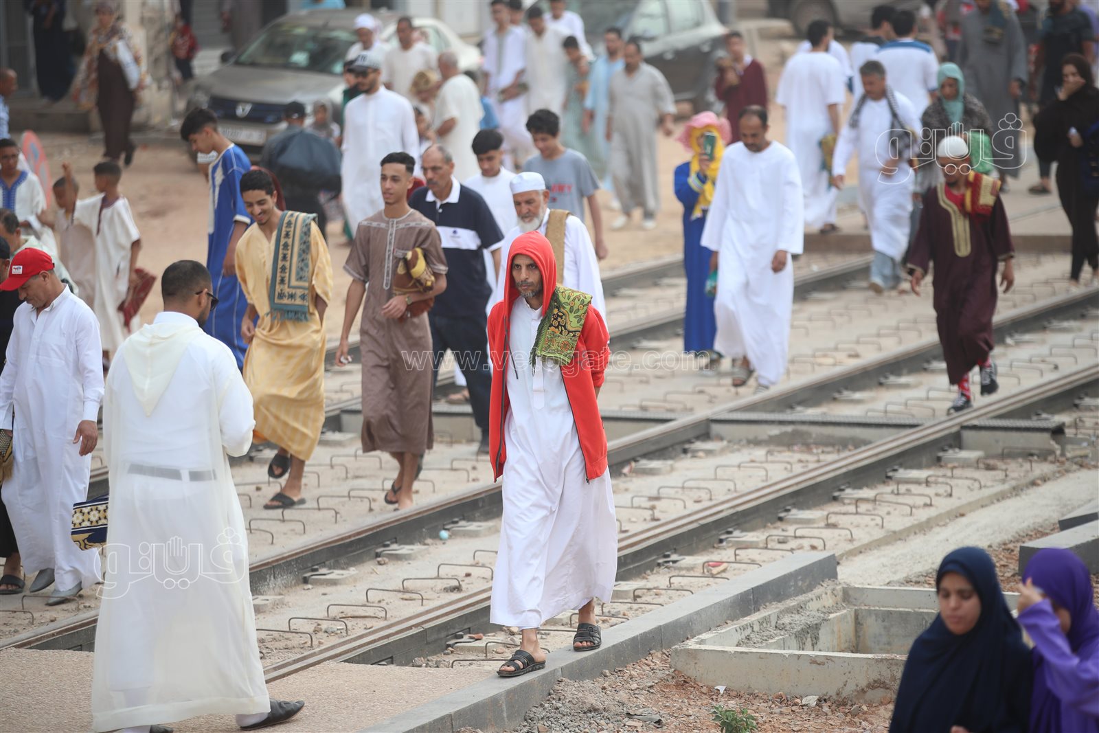  المغاربة يؤدون صلاة عيد الأضحى في ساحة مولاي رشيد (28)